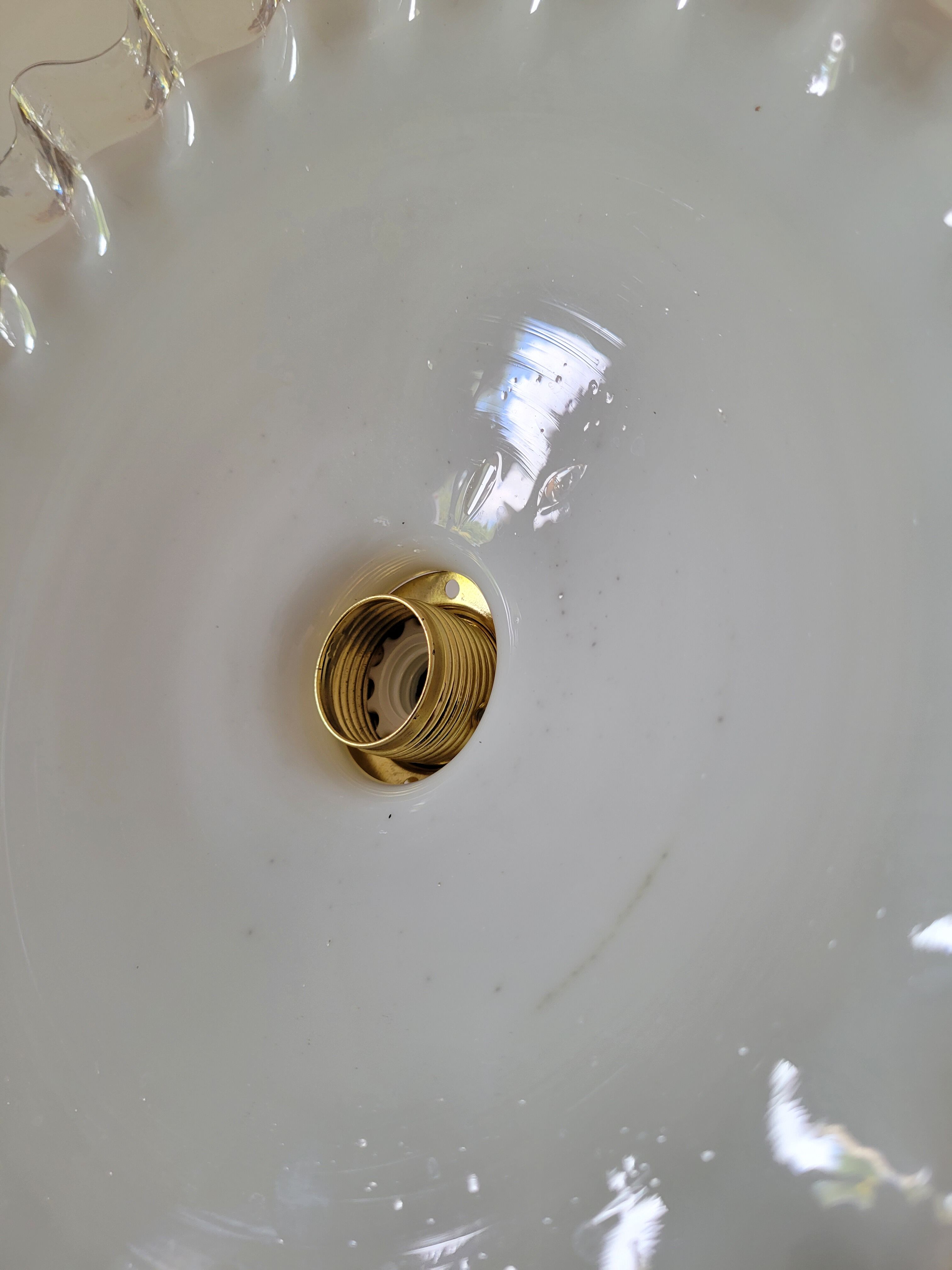 Serrated opaline suspension