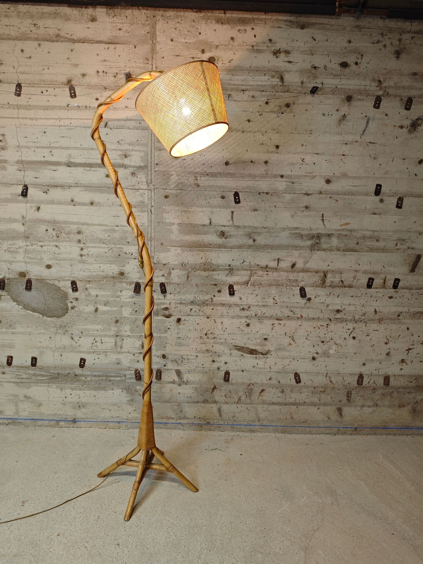 Lampadaire vintage en rotin