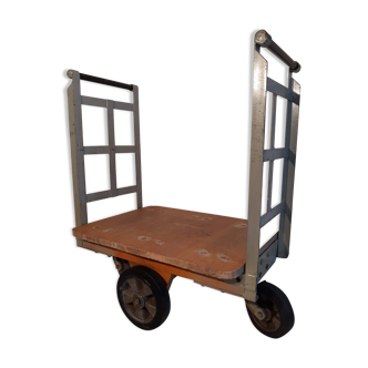 Industrial station carriage