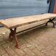 Banc de jardin en fonte de style campagnard français avec vieille planche de bois de grange