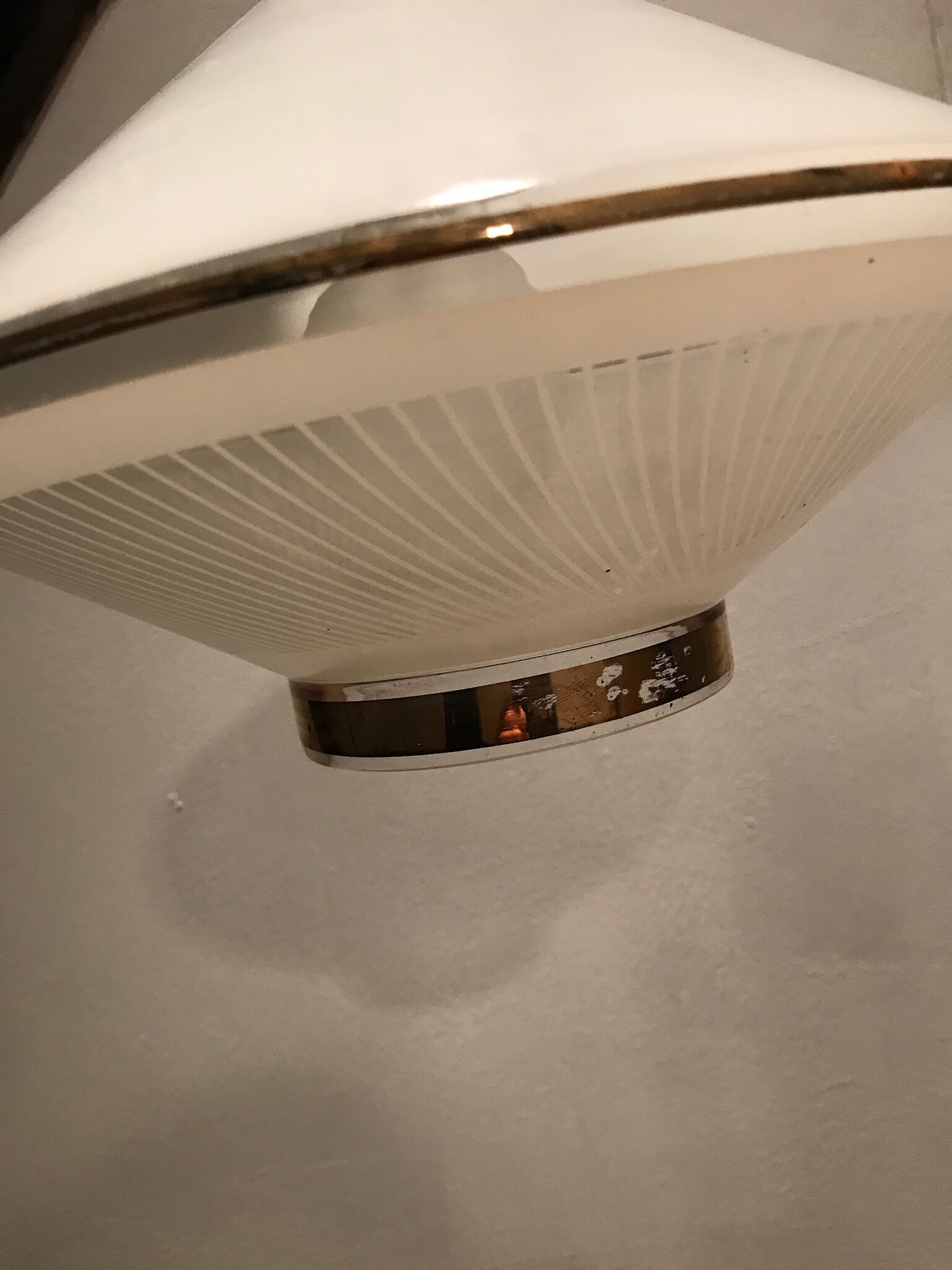 Suspension in opaline white