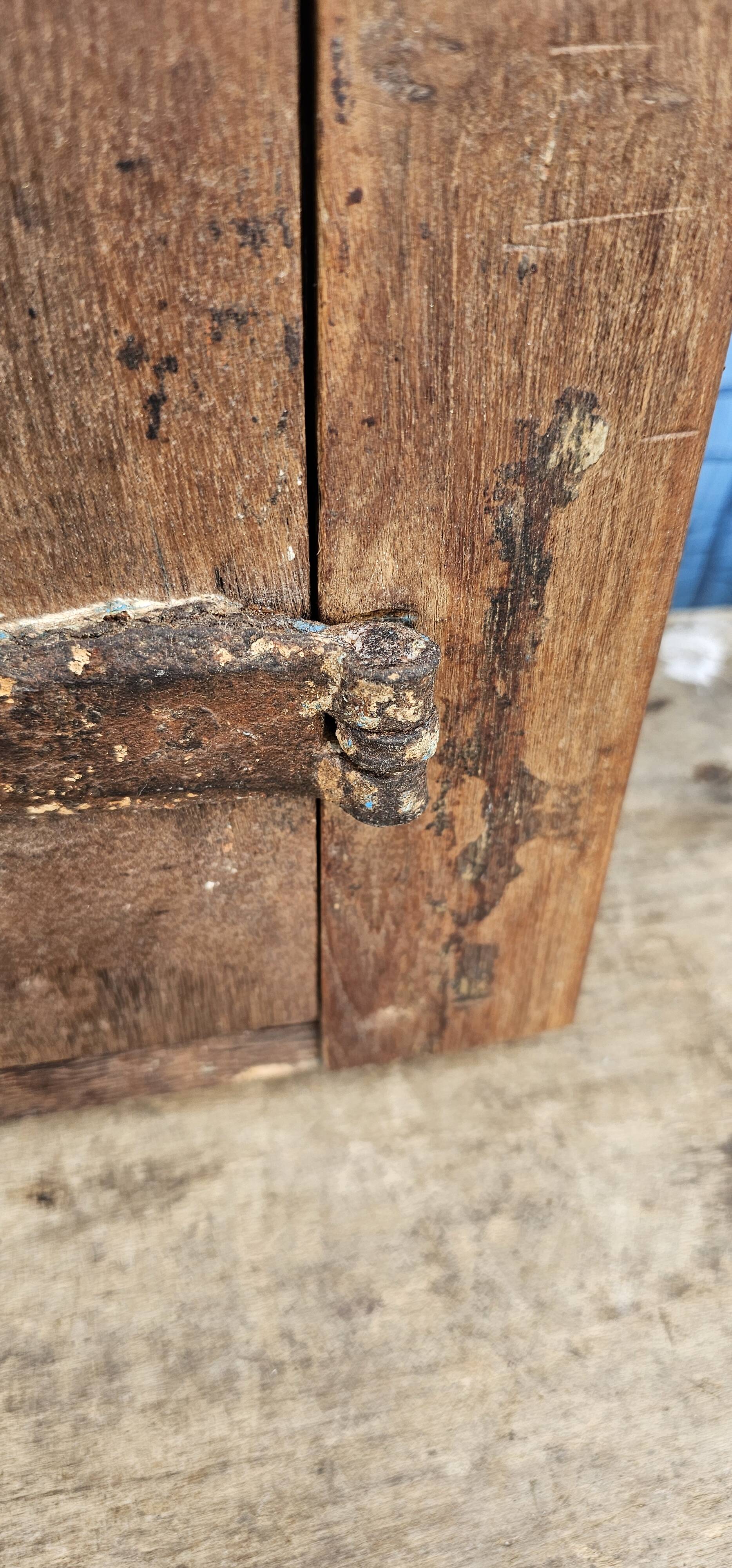 Ancienne fenêtre tribale en bois