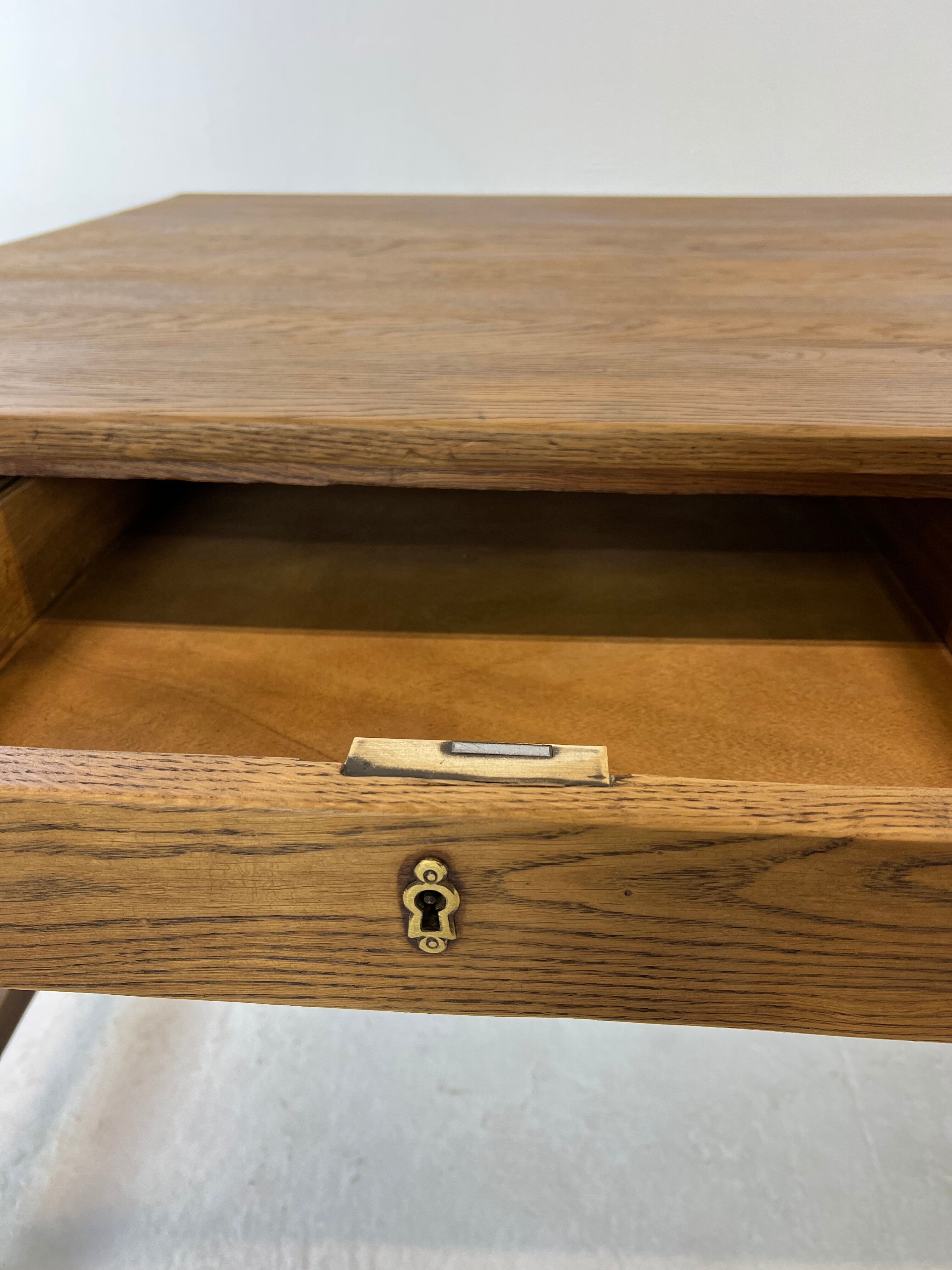 Two-sided oak work table, with 4 drawers