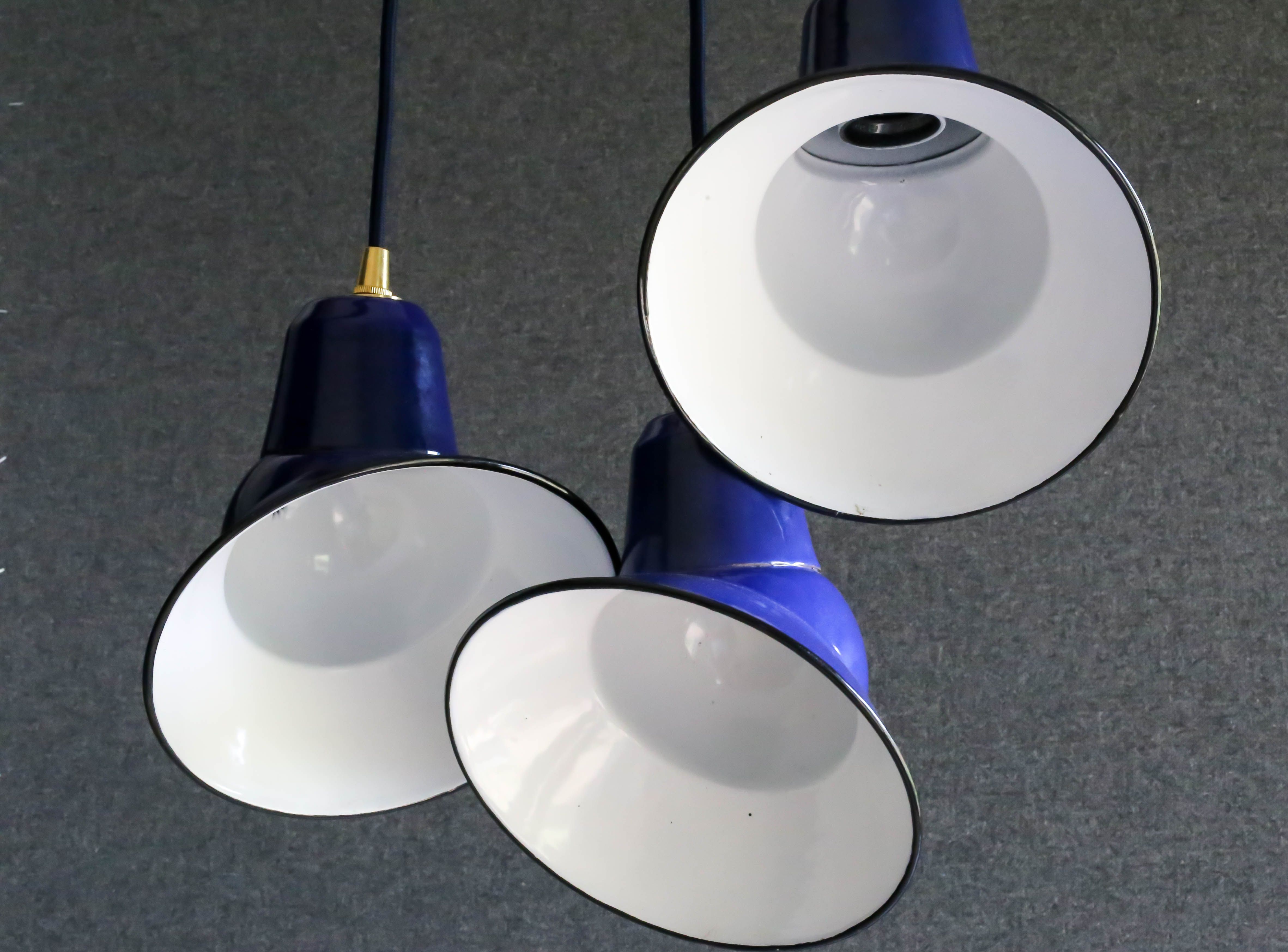 Set of 3 industrial suspensions in blue and white enamelled sheet - delivered with cable