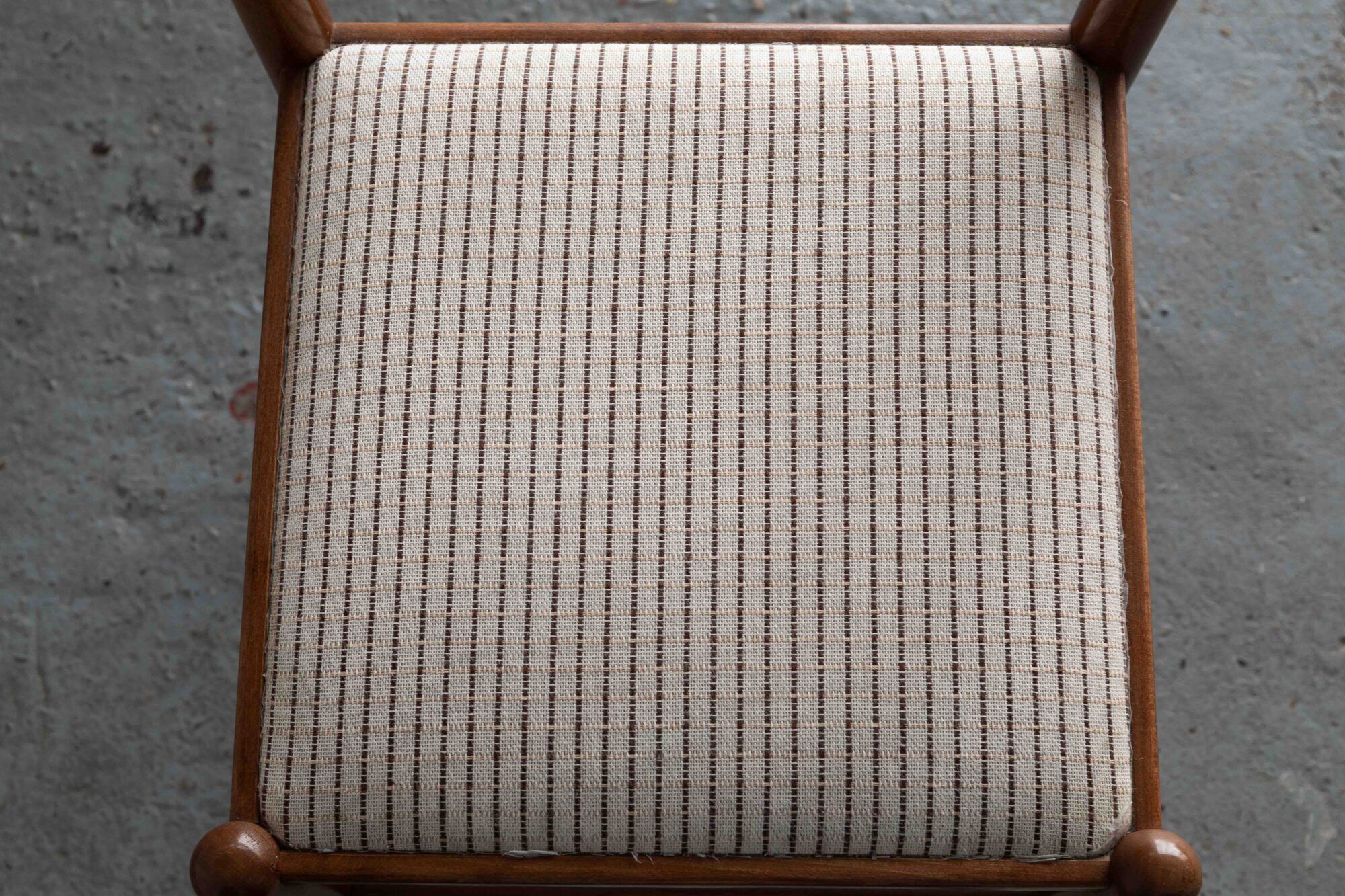 Ensemble de 6 chaises de salle à manger dans le style de Vico Magistretti.