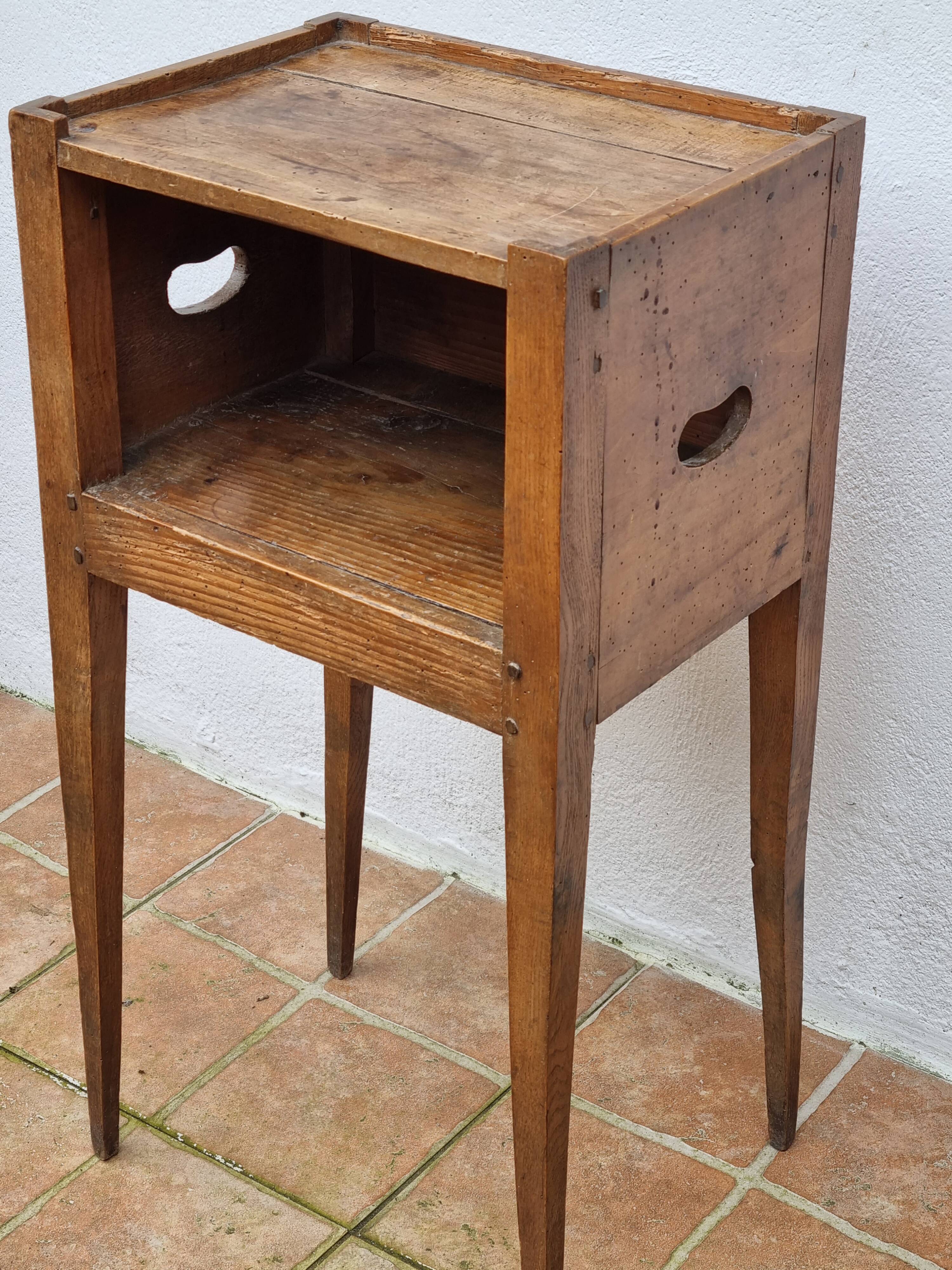 Table de chevet ancienne en bois, poignées latérales ajourées, fin XIXe