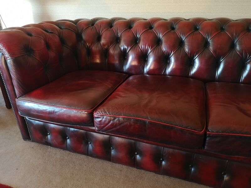 Three-seater burgundy burgundy leather chesterfield sofa