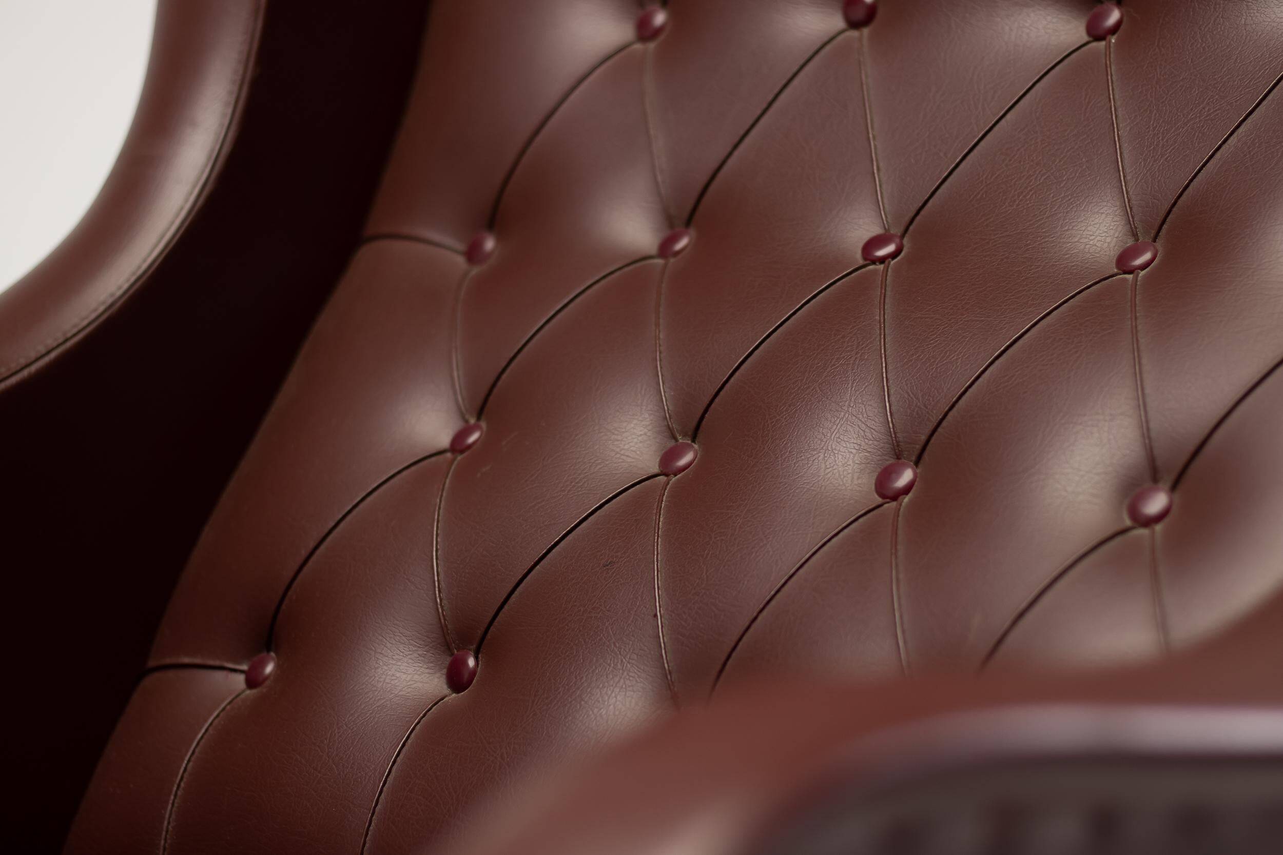 Italian reclining chaise longue from the 1950s in oxblood Naugahyde.