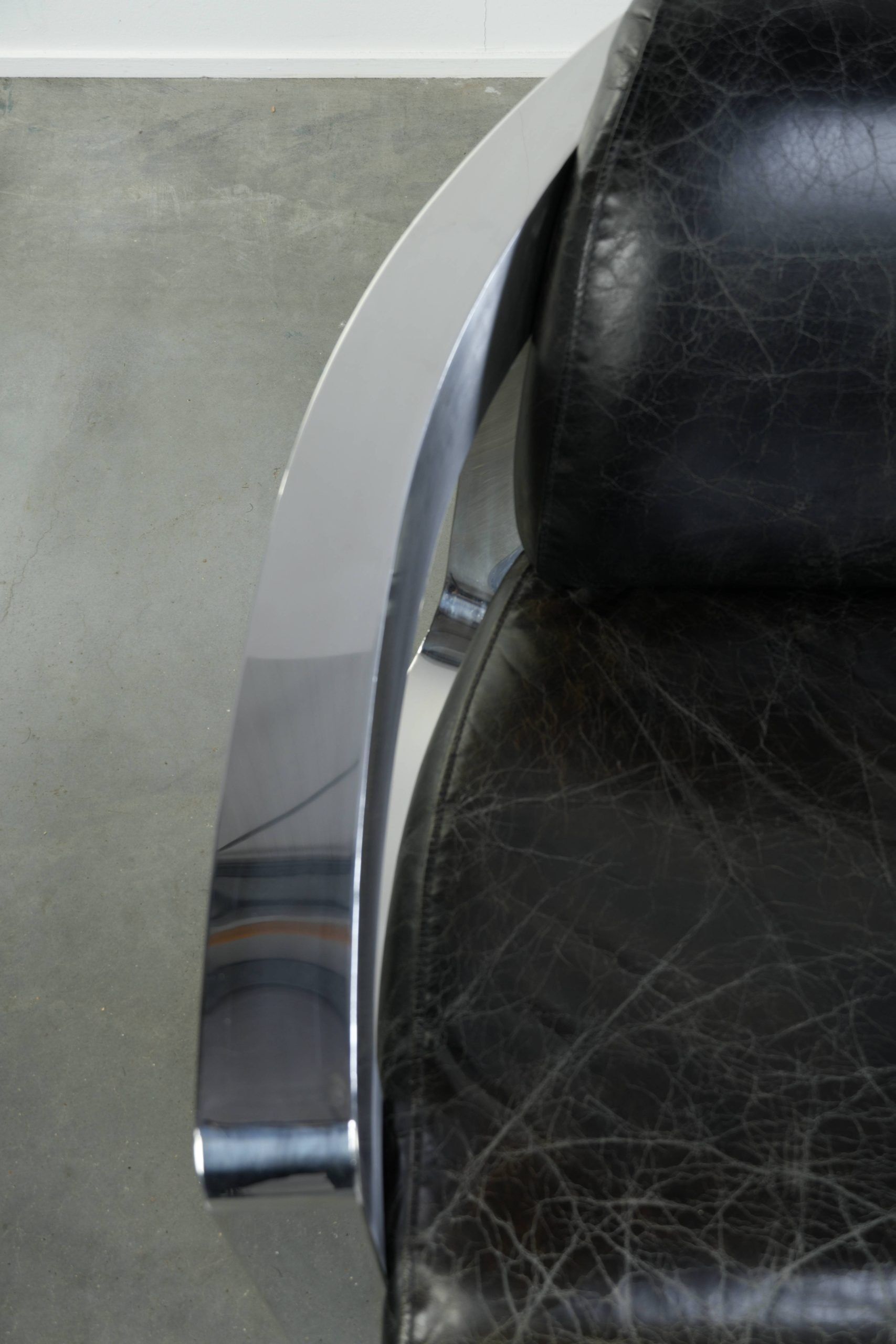 Vintage aviator design armchair in cowhide leather with aluminium