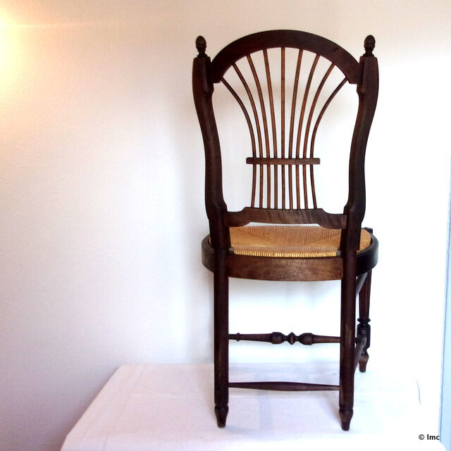 Lyre-shaped Chair bedded in natural wood with folder