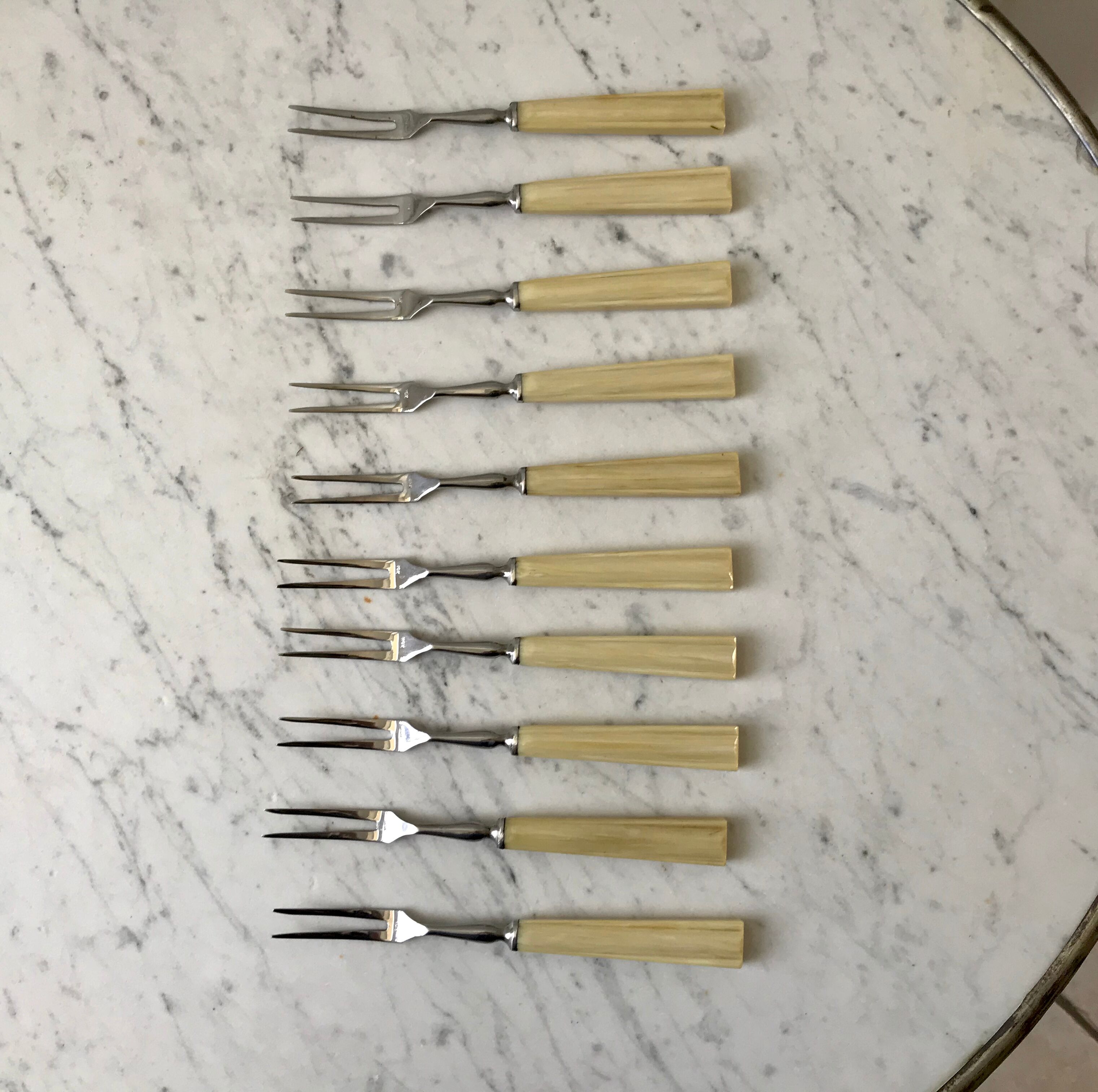 Set of 10 dessert forks in Bakelite 60s-70s
