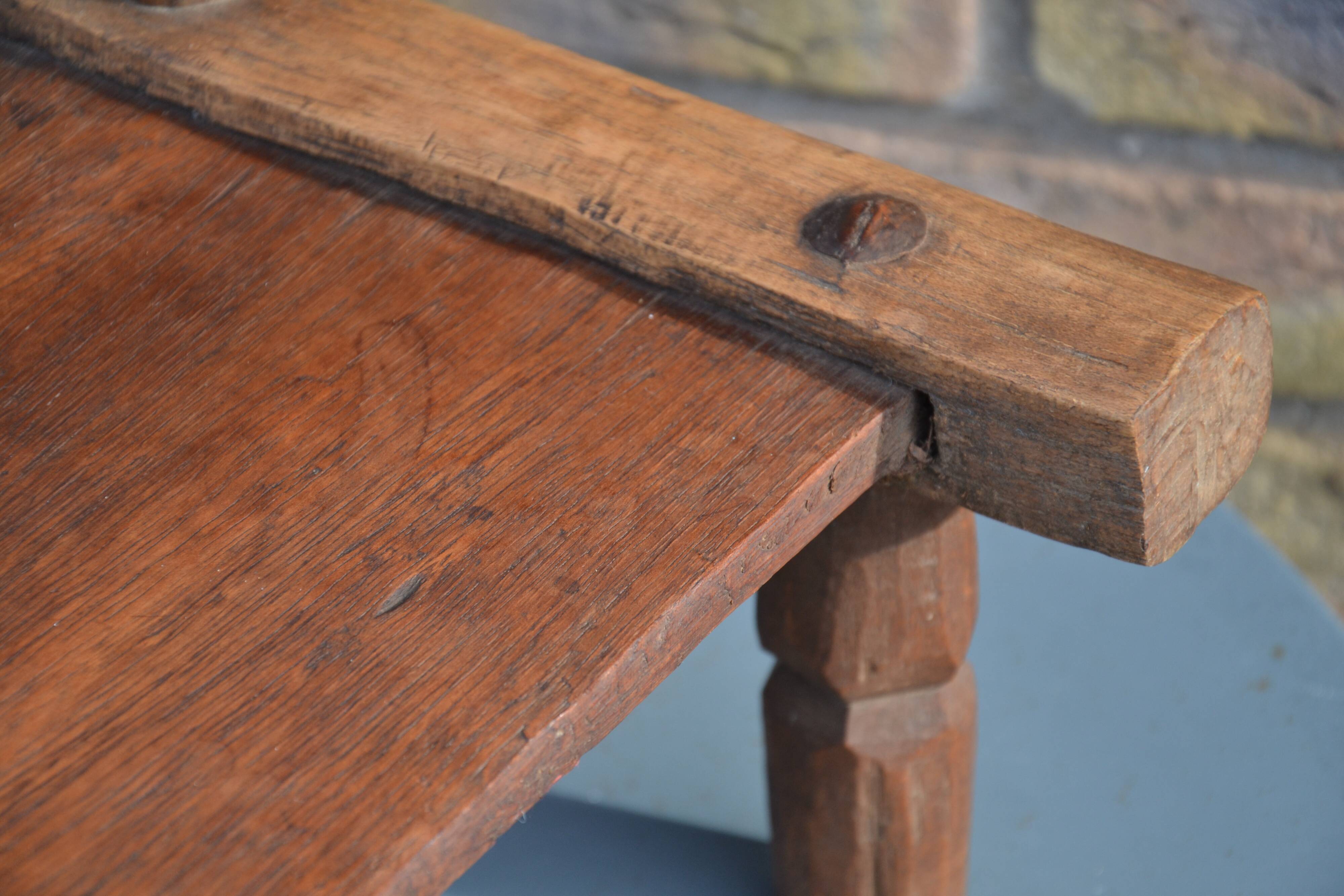 Petite chaise brutaliste