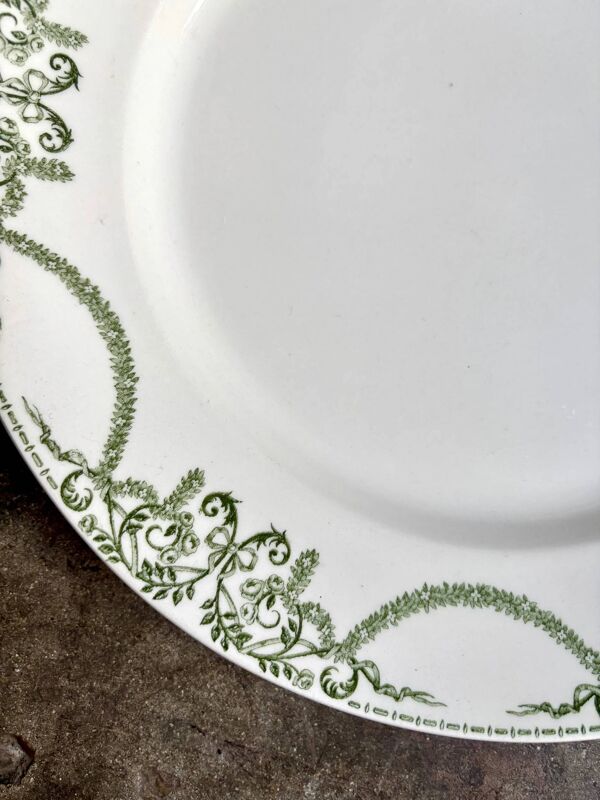 Plat rond Creil & Montereau en faïence verte, service ''Napoléon
