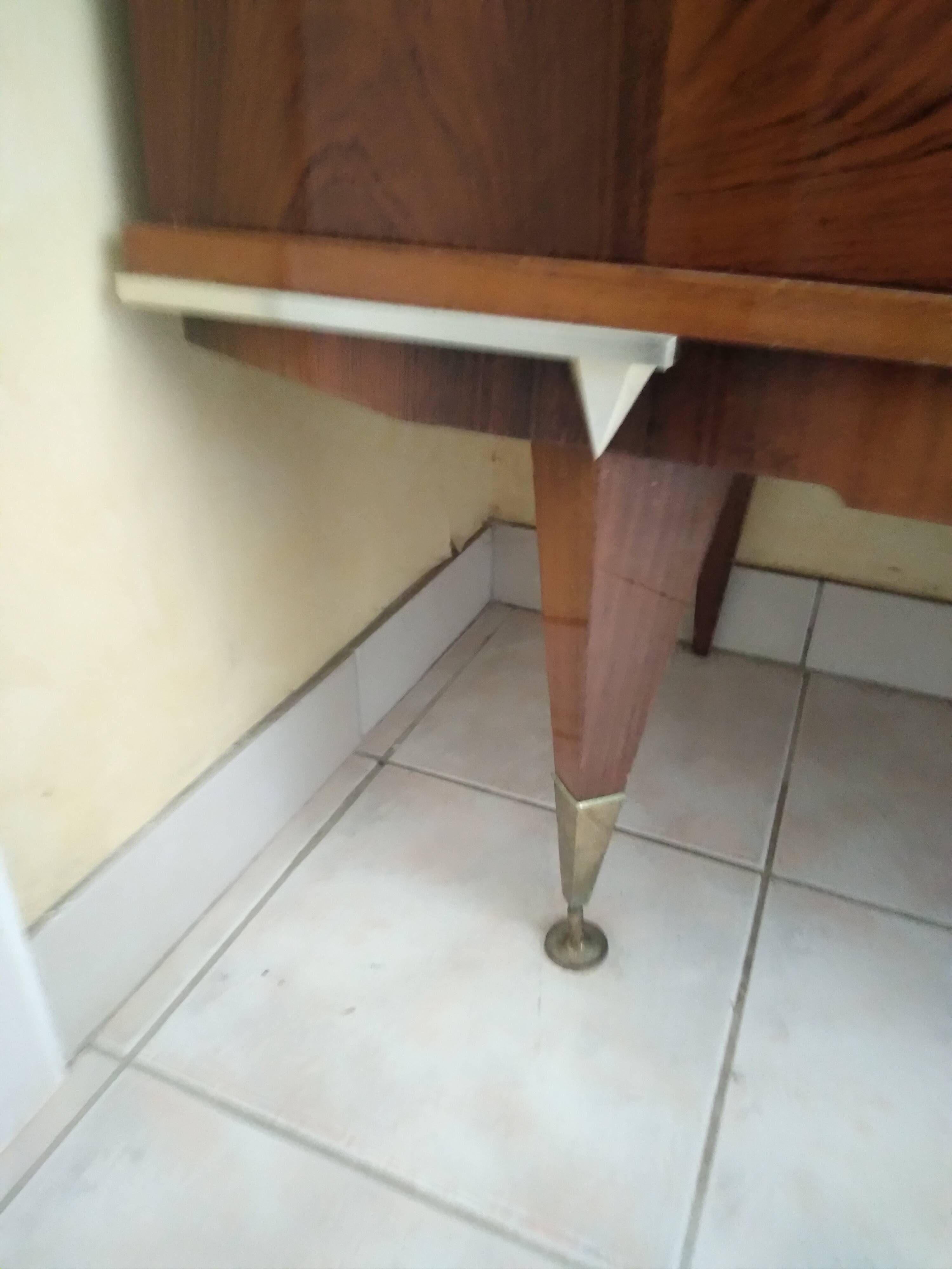 Armoire en bois palissandre laquée marqueterie