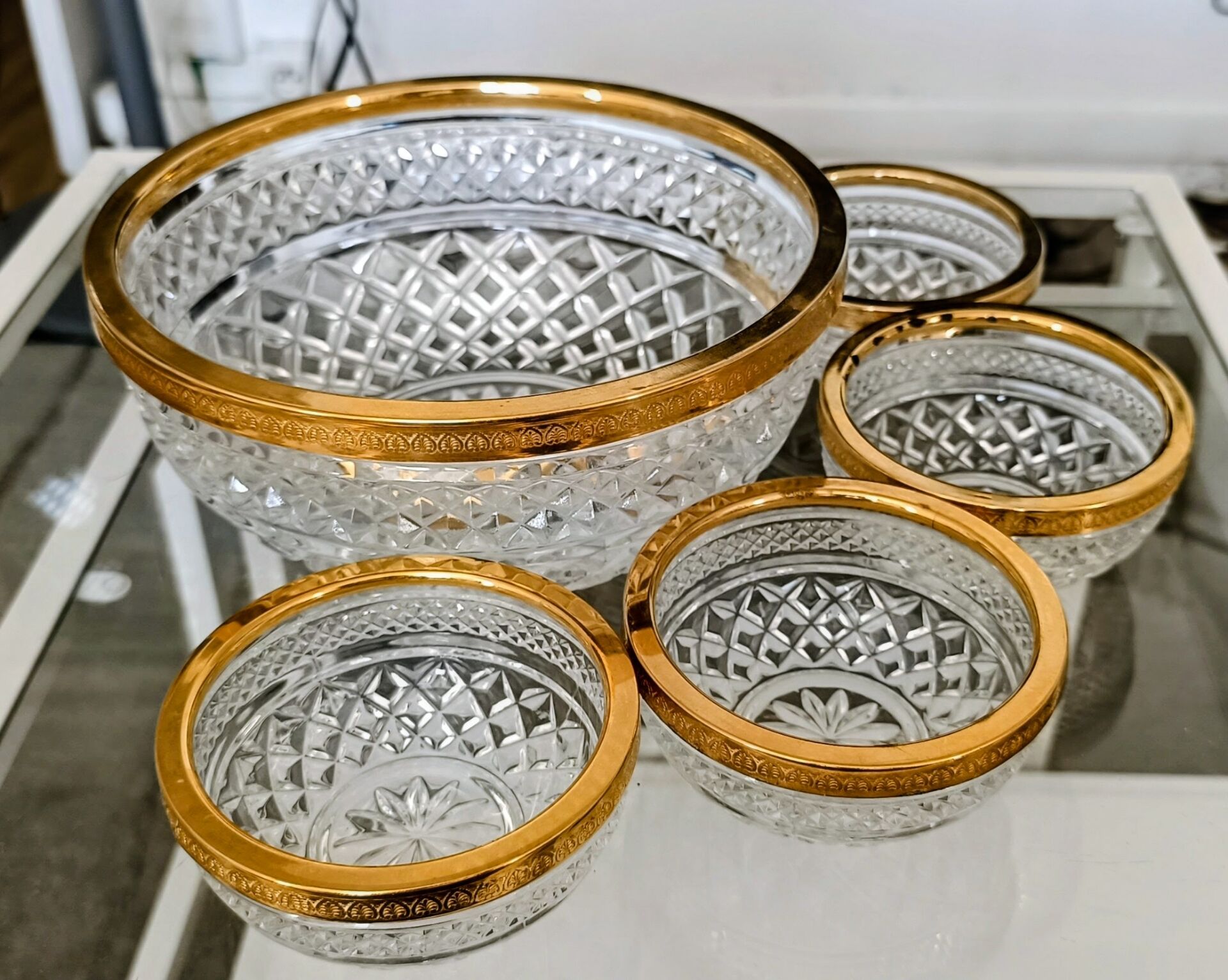 Salad bowl and diamond-shaped bowls in brass.
