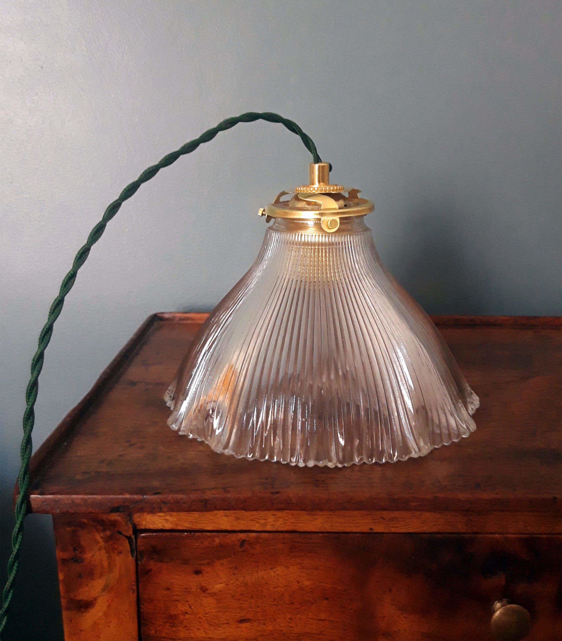 Holophanous suspension