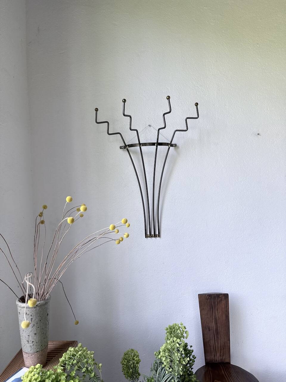 Porte manteau mural zigzag en métal et laiton 1960
