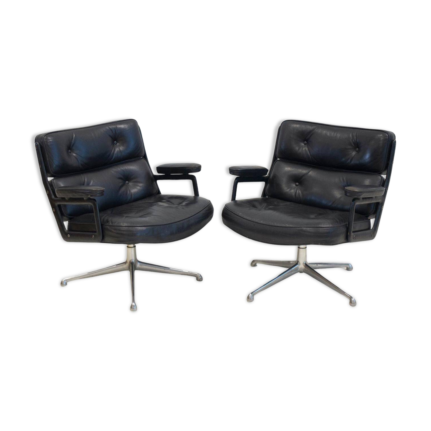 Paire de fauteuils de direction en cuir noir de Charles and Ray Eames