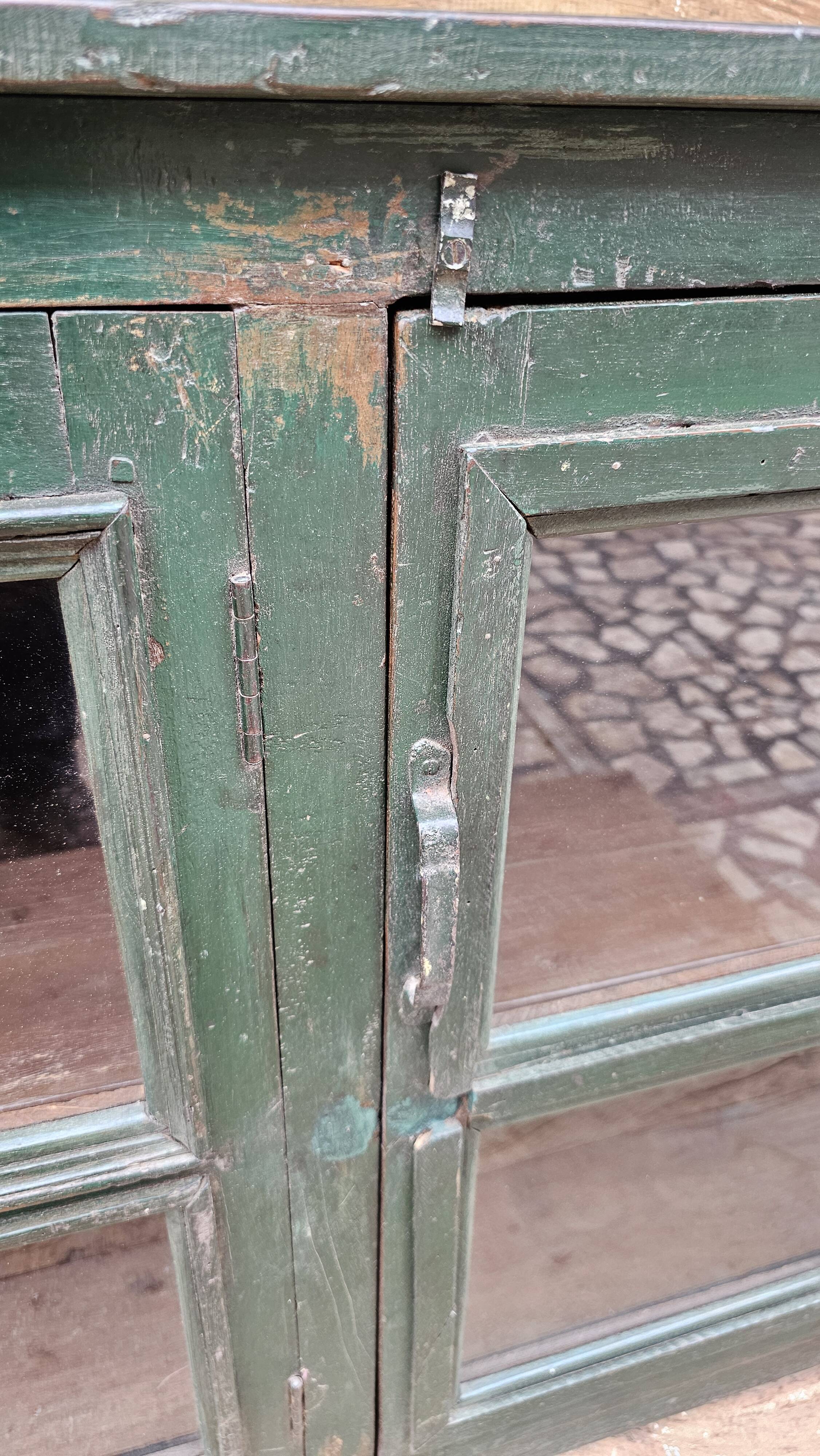 Ancien buffet vitré en teck birman