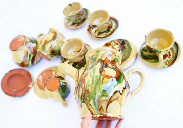 Service à café en terre vernissée jaune aux marbrures vert/marron