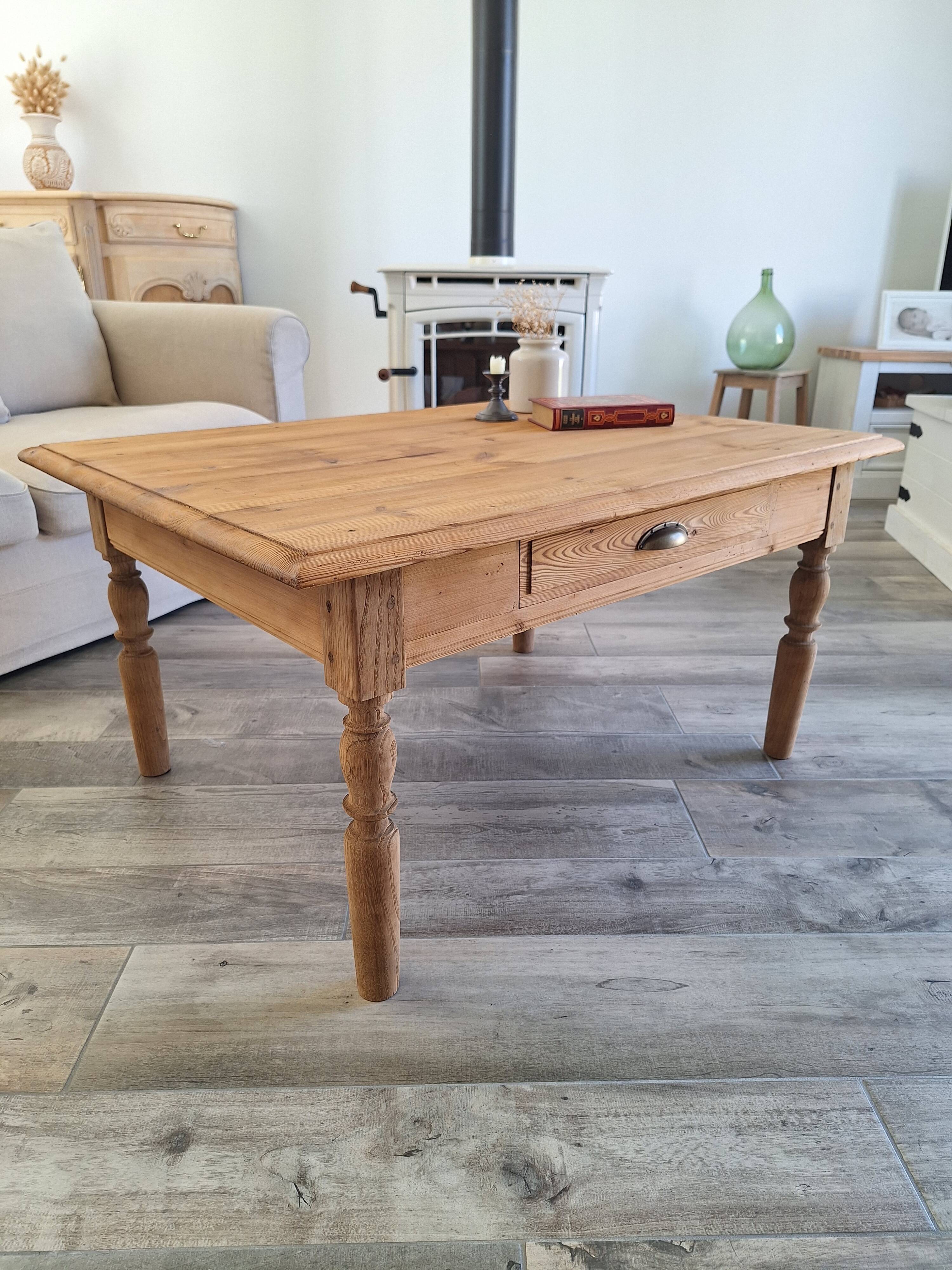 Farmhouse coffee table in solid wood, country style.