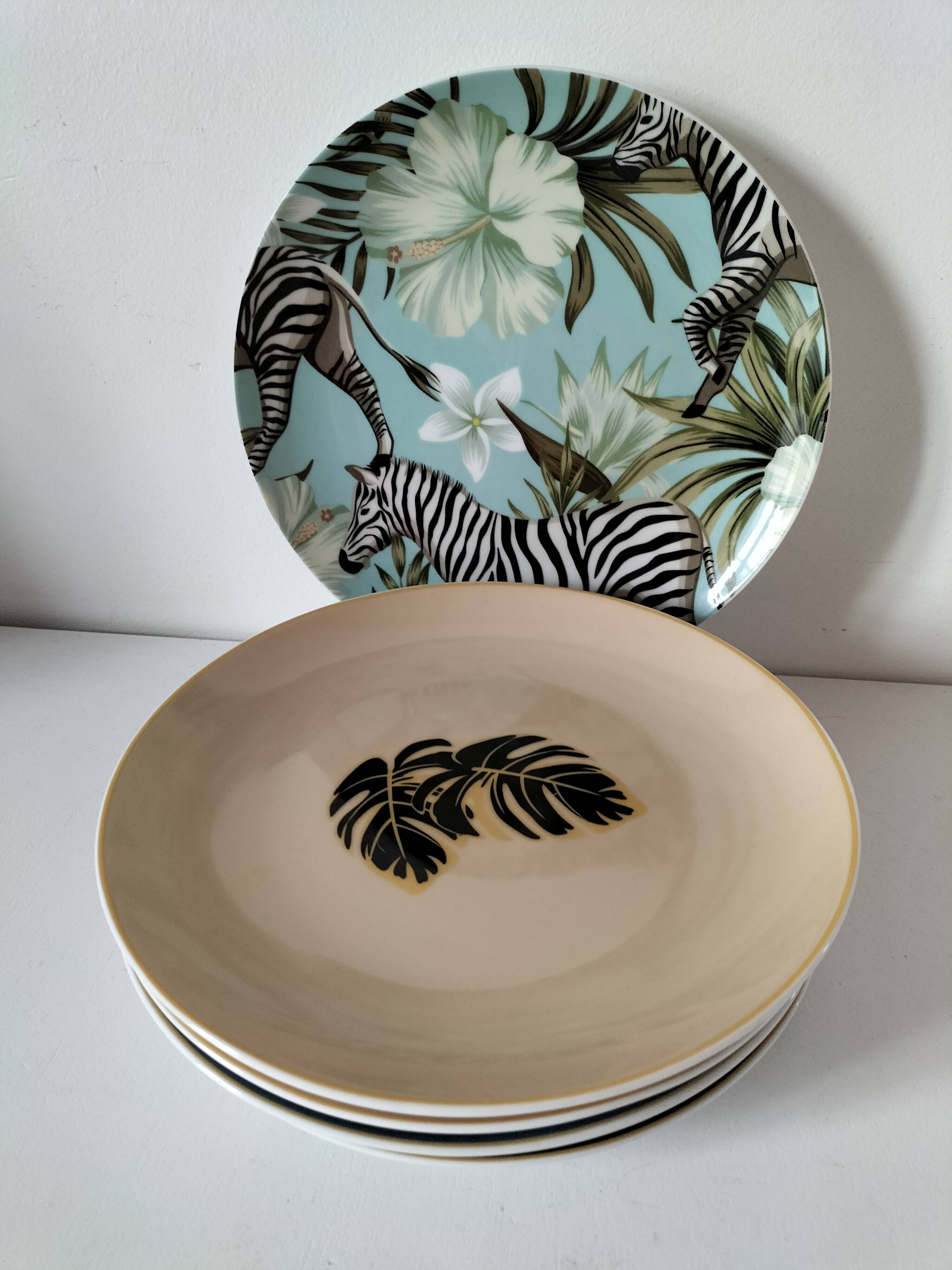 Set of 7 porcelain plates, gold foliage & jungle