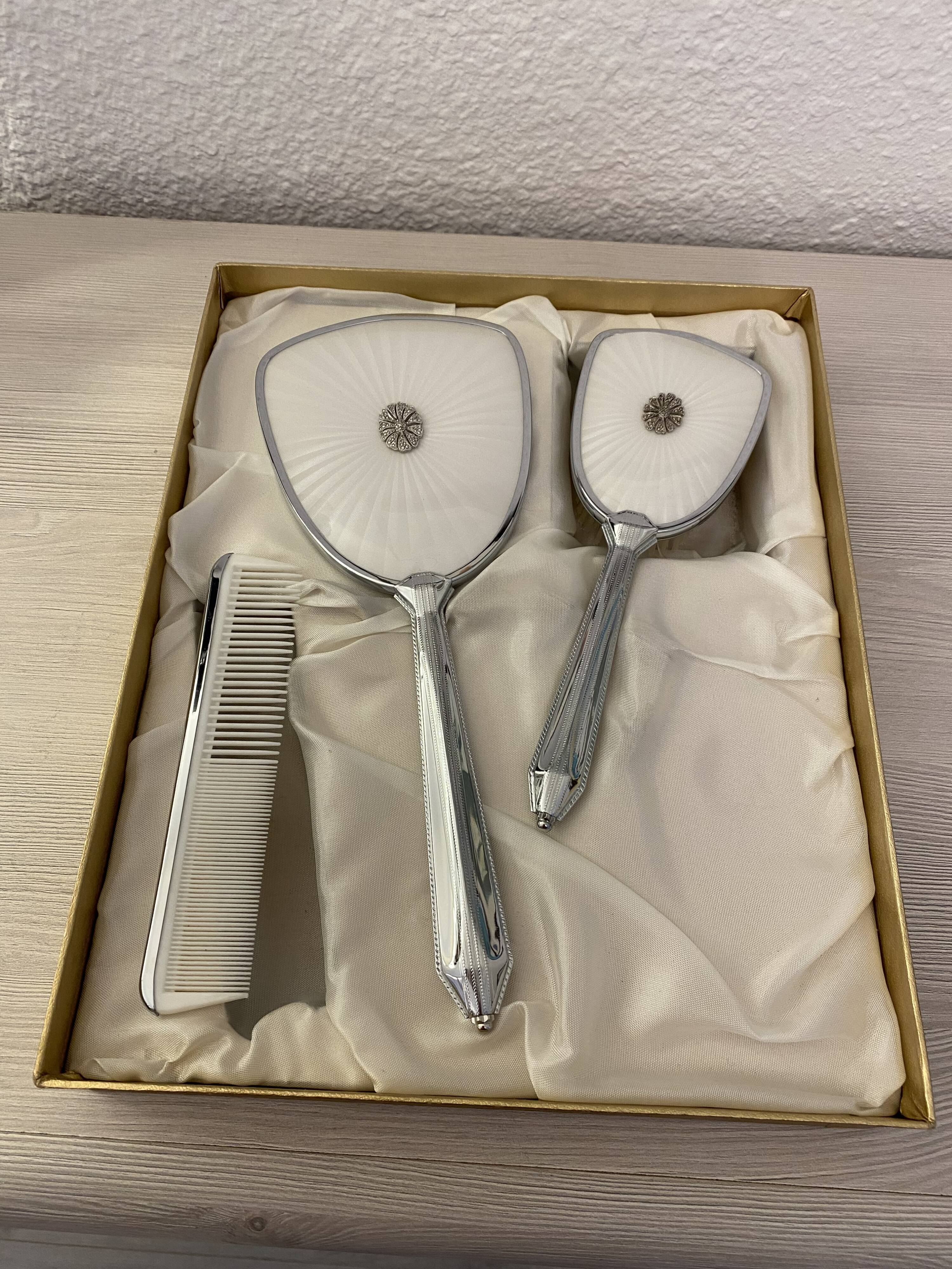 Hand to facing vanity set, hairbrush and comb 50s/60s