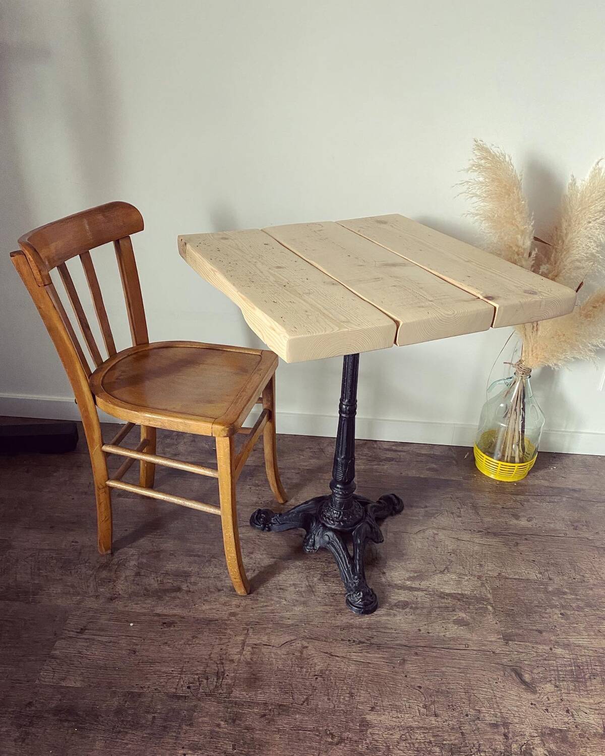 Bistro table with a central cast iron base in industrial style.