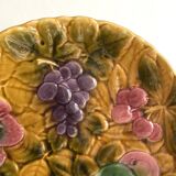 Round dish in barbotine with sarregumine fruit decoration