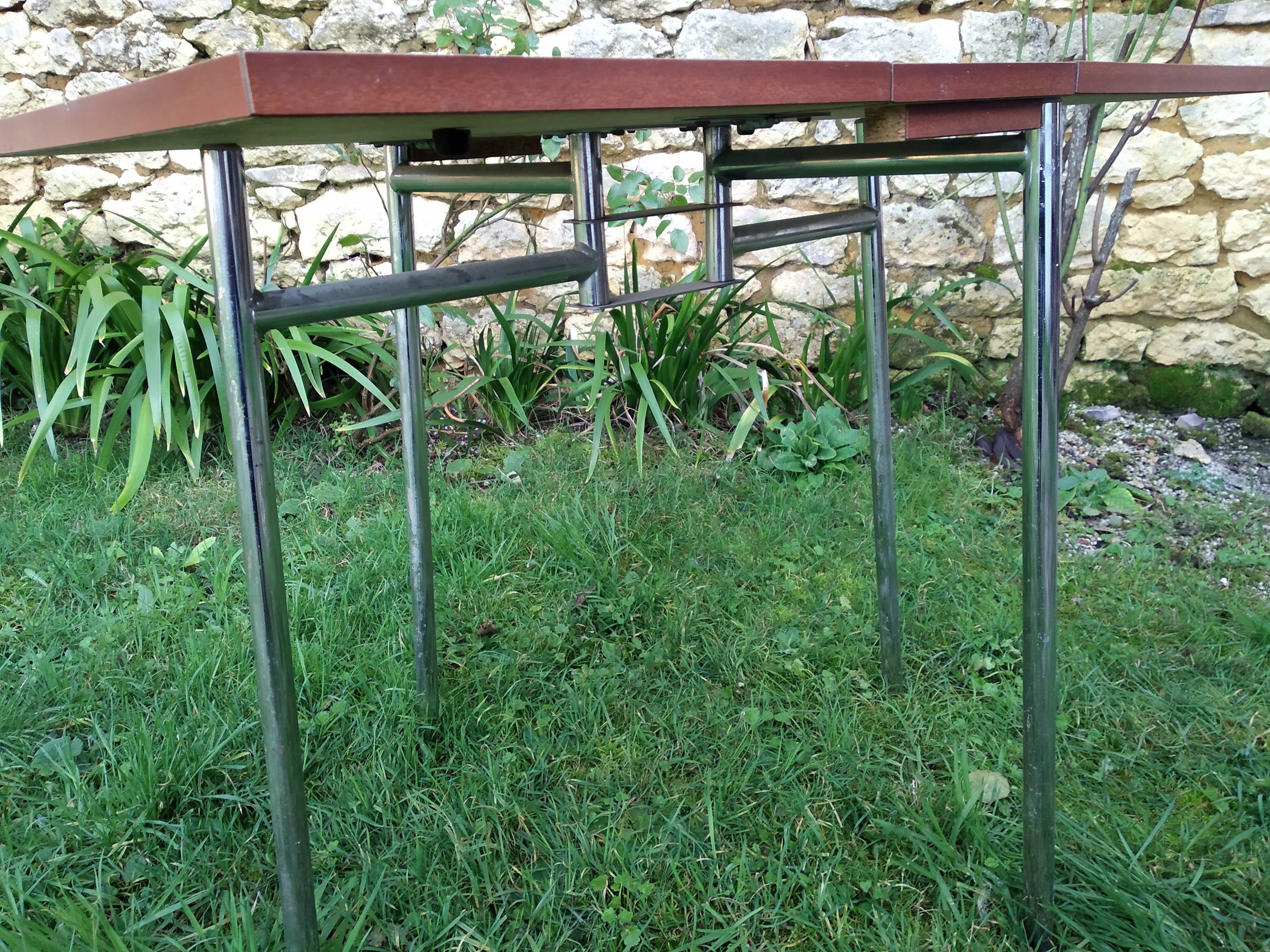 Foldable formica table