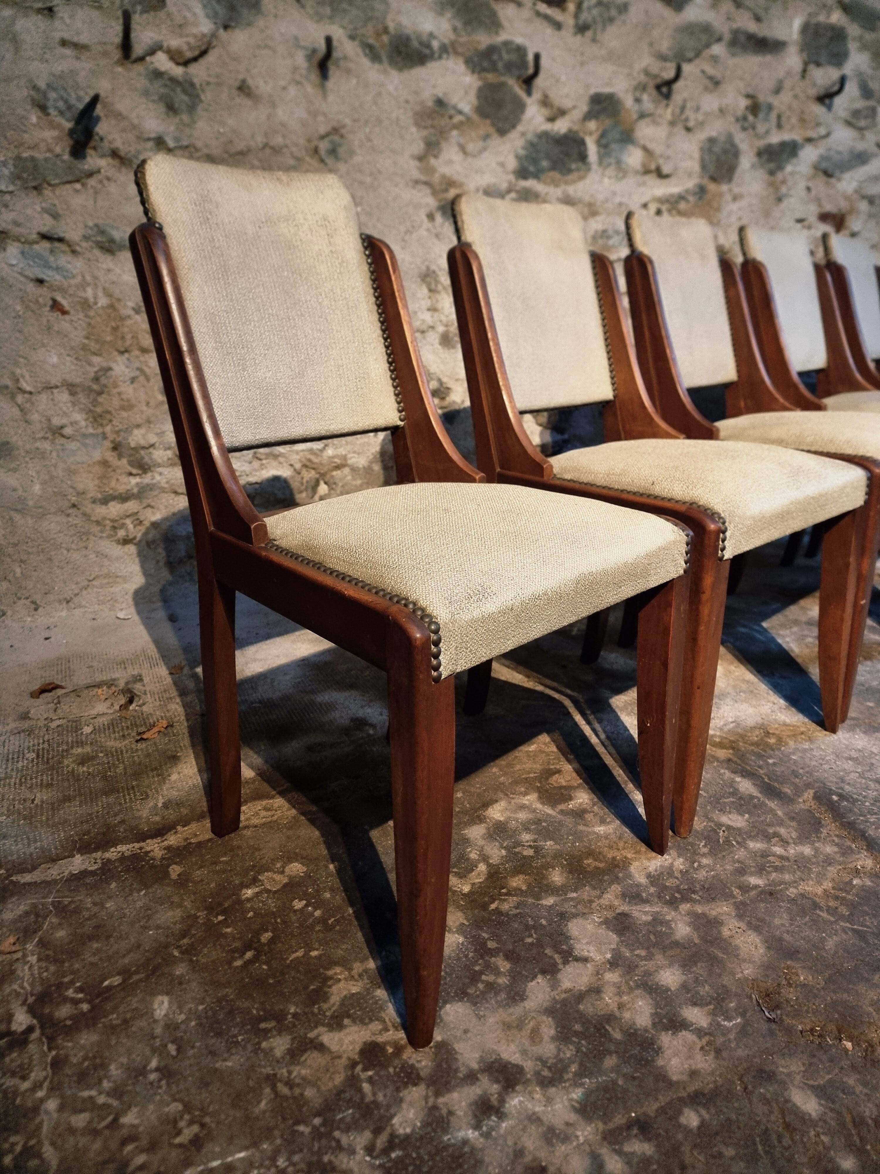 Ensemble de 5 chaises de salle à manger françaises mid-century en noyer avec revêtement taupe clair – années 1950