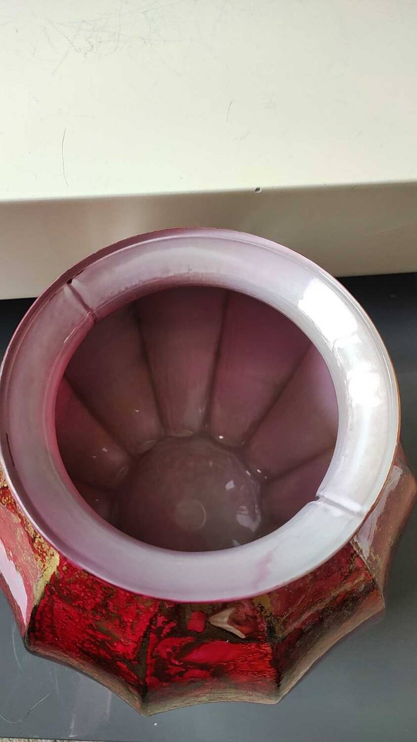 Gadrooned ball vase, in lacquered Art glass. Decor: pink tones of smoke, gold powder inclusions. Signed Sylvie Montagnon. Size 20 x 20 cm