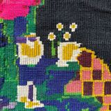 Tapis roumain en laine noire avec un panier de fleurs colorées