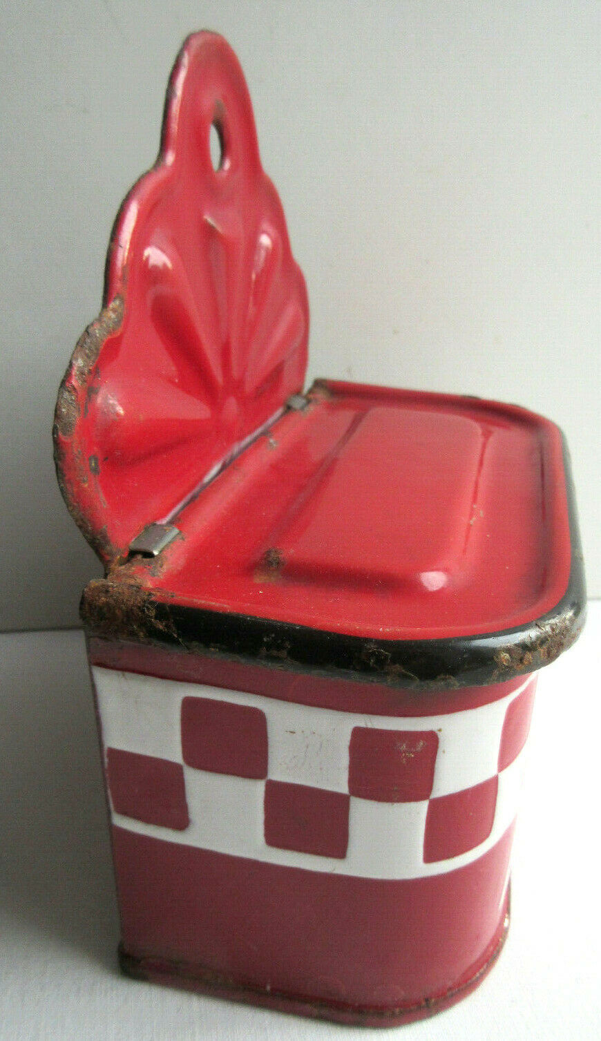 Former Art Deco matchbox in sheet metal enamelled with red and white tiles