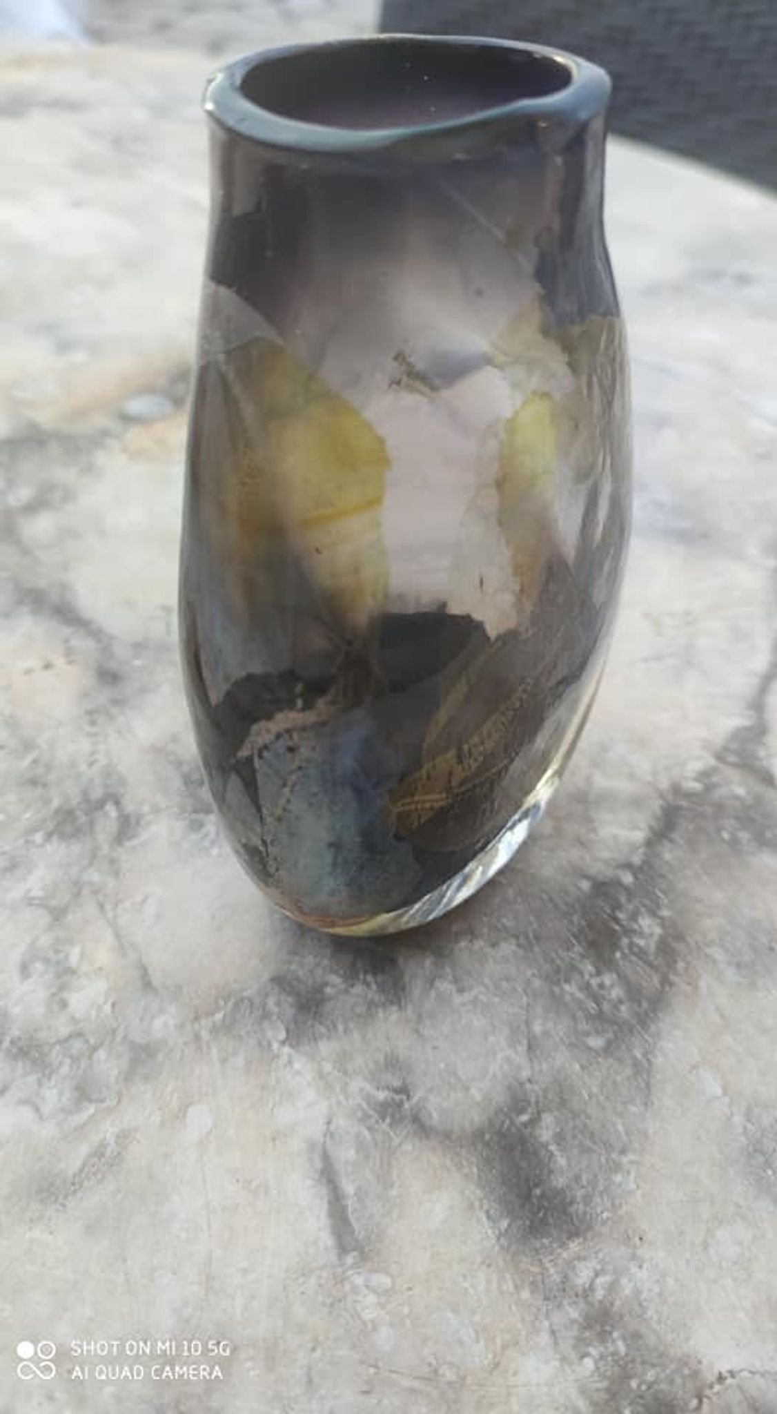 Vase de forme molle en pâte de verre