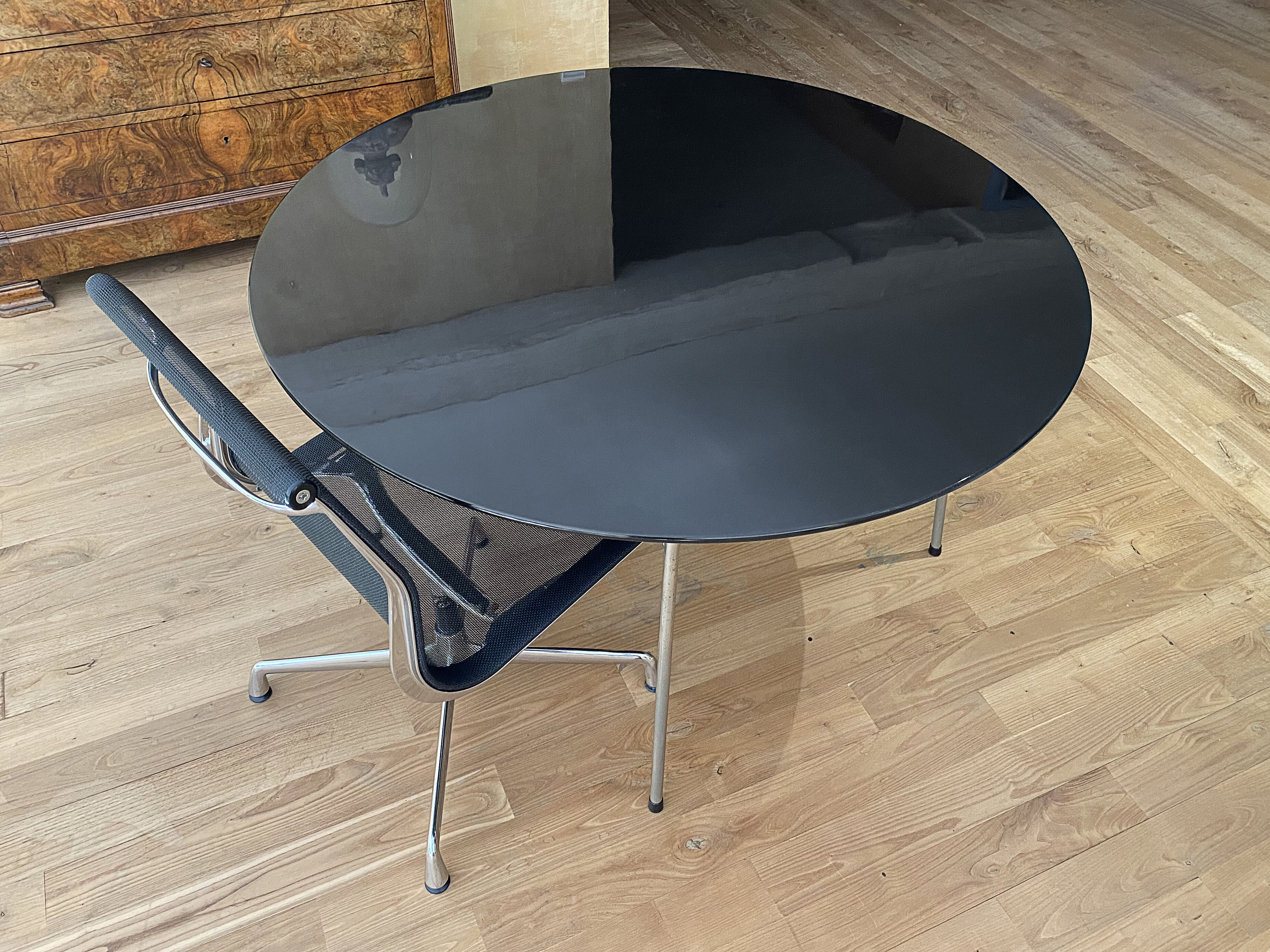 Round table N°3600 Arne Jacobsen - Fritz Hansen.