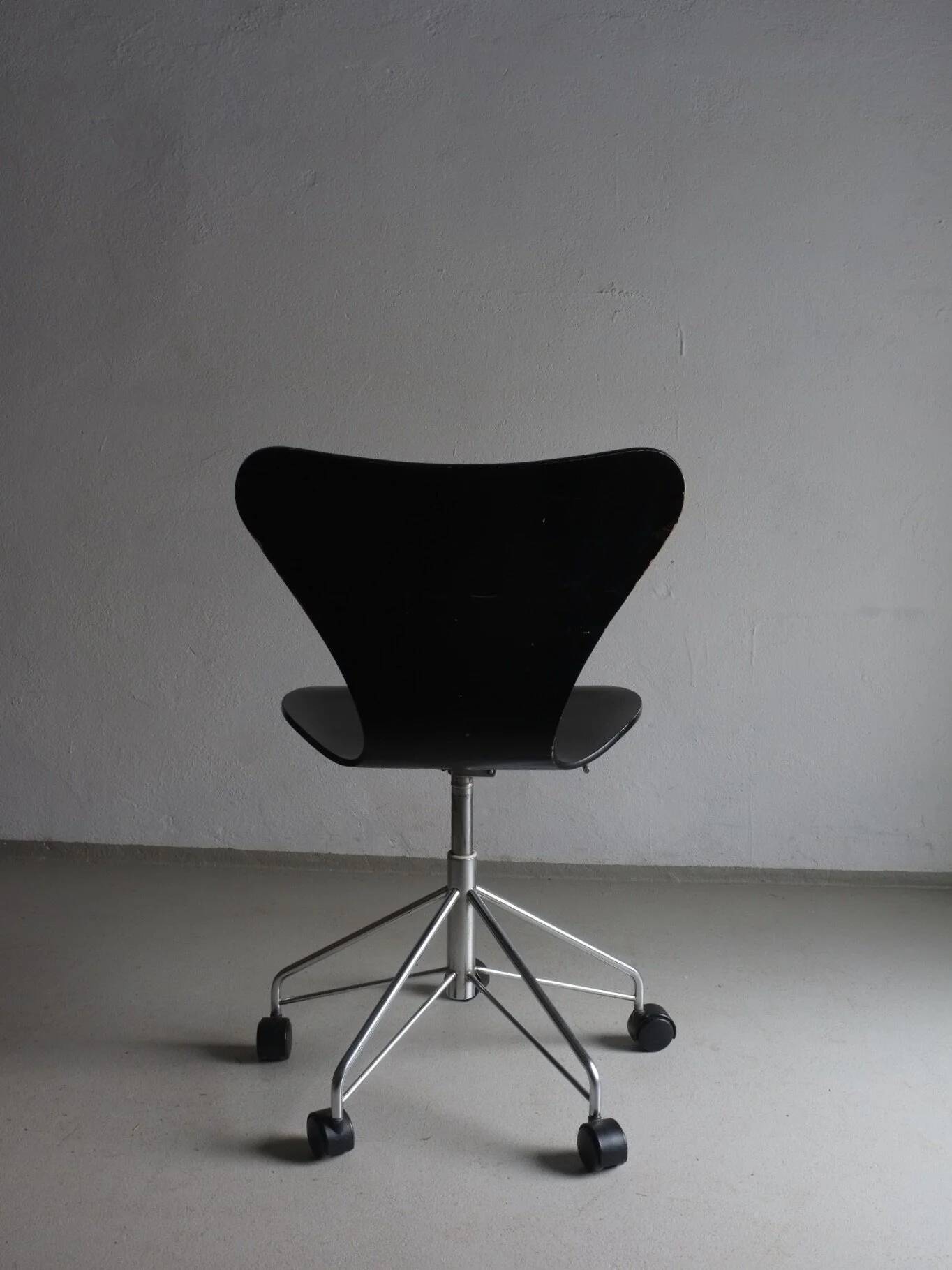 3117 Black swivel chair by Arne Jacobsen for Fritz Hansen