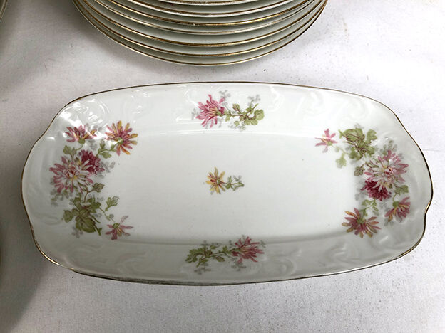 Limoges porcelain service decorated with flowers, mid XXth 57 pieces