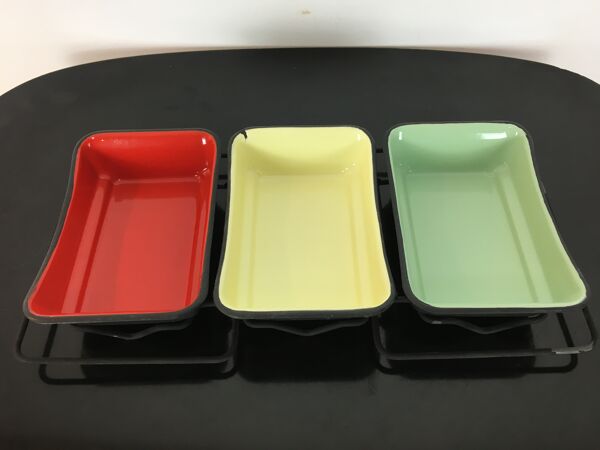 Service à apéritif en tôle émaillée colorée, coupelles, ramequins