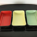Service à apéritif en tôle émaillée colorée, coupelles, ramequins