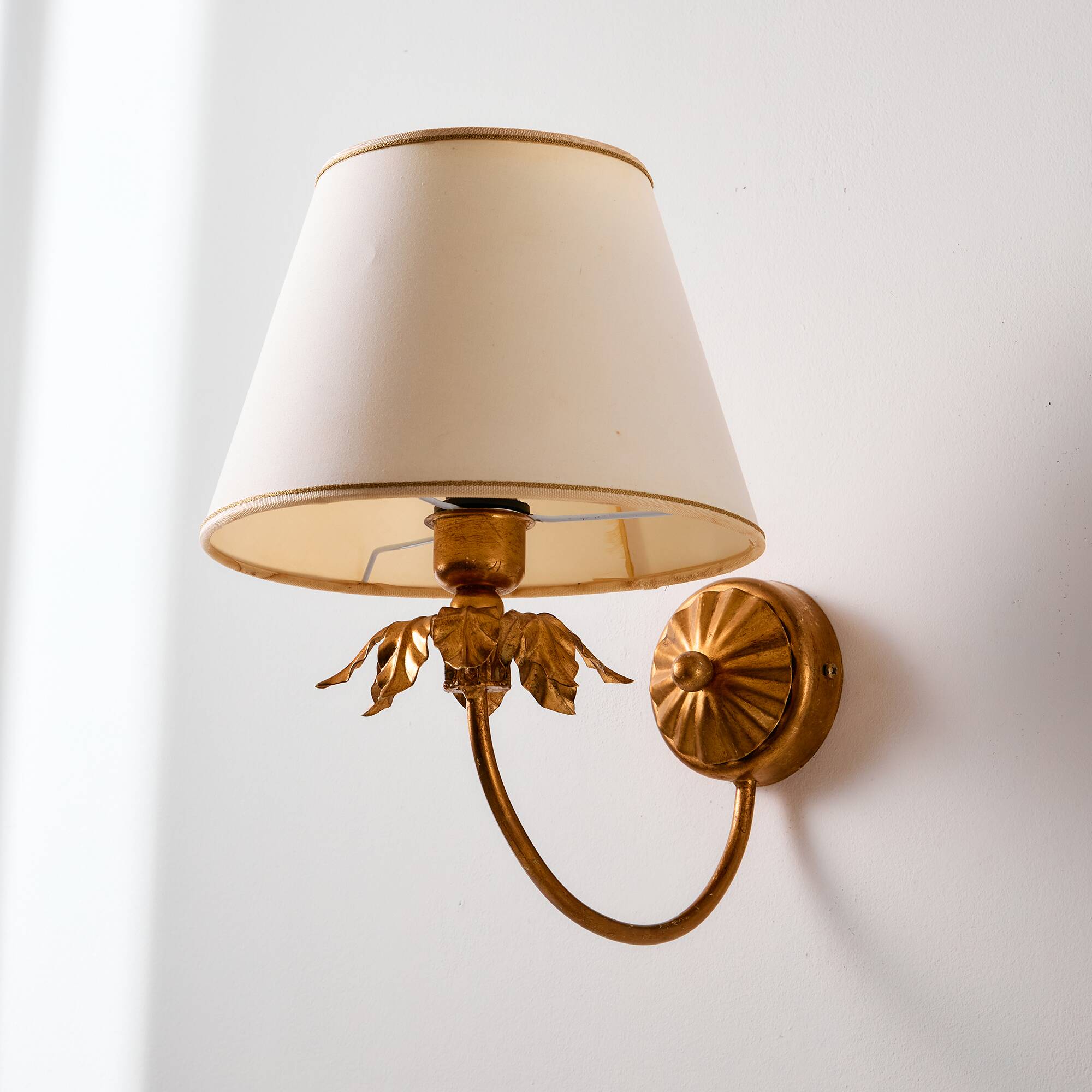 MK11262 Gold-painted wall lamp