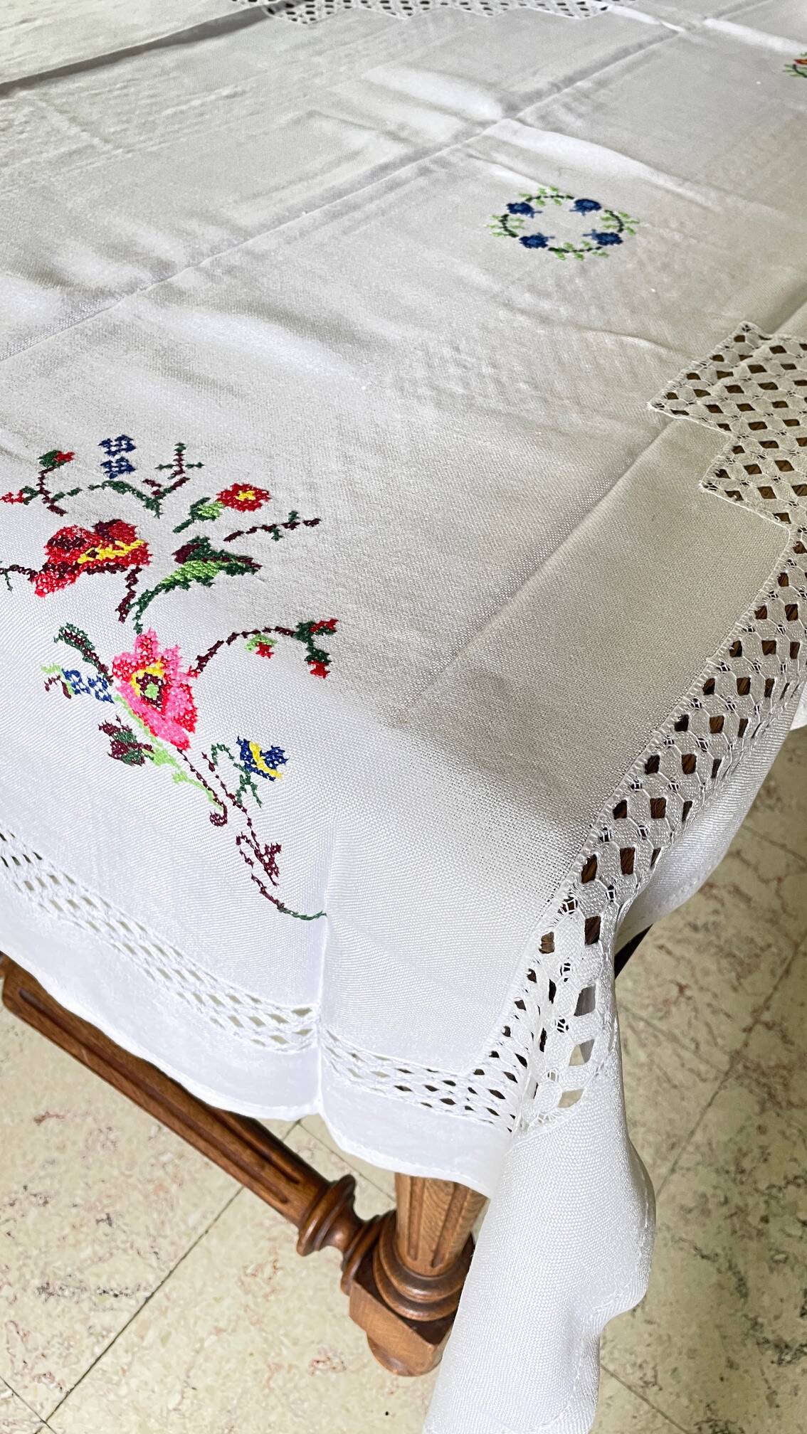 Embroidered tablecloth + 12 vintage napkins