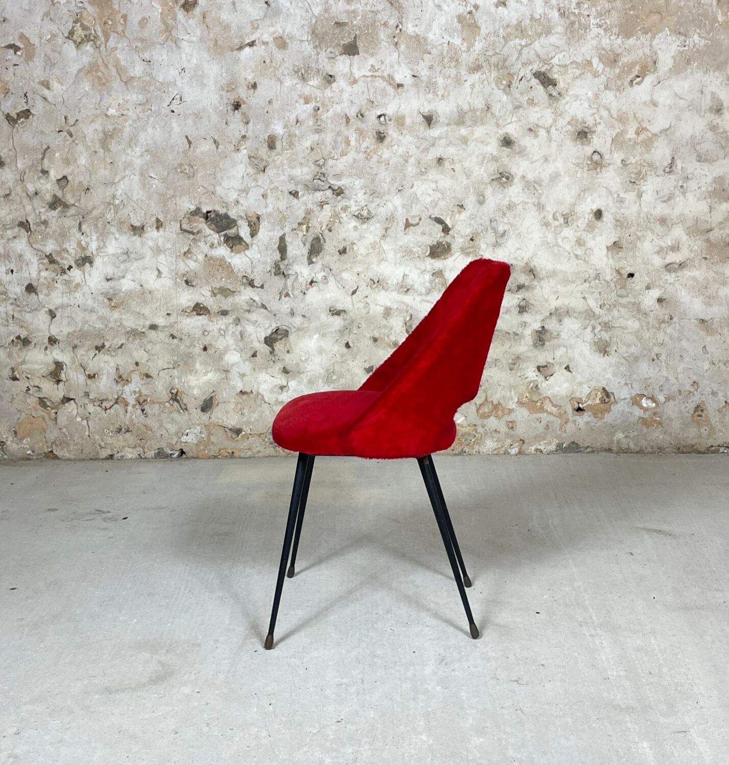 Red moumoute chair