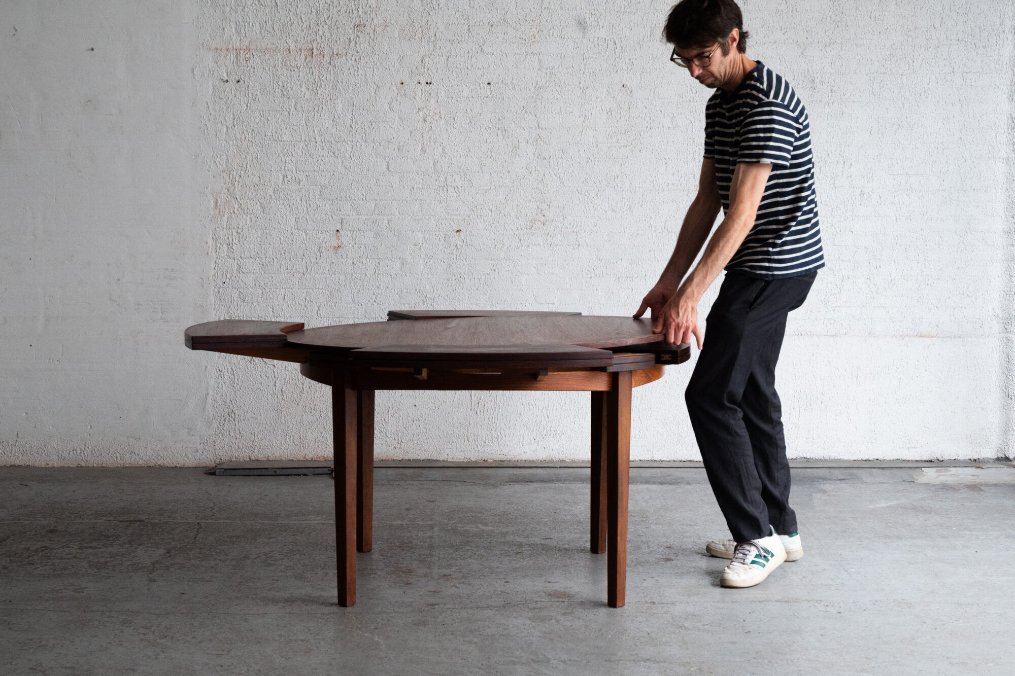 Dining table 'Lotus' by Dyrlund