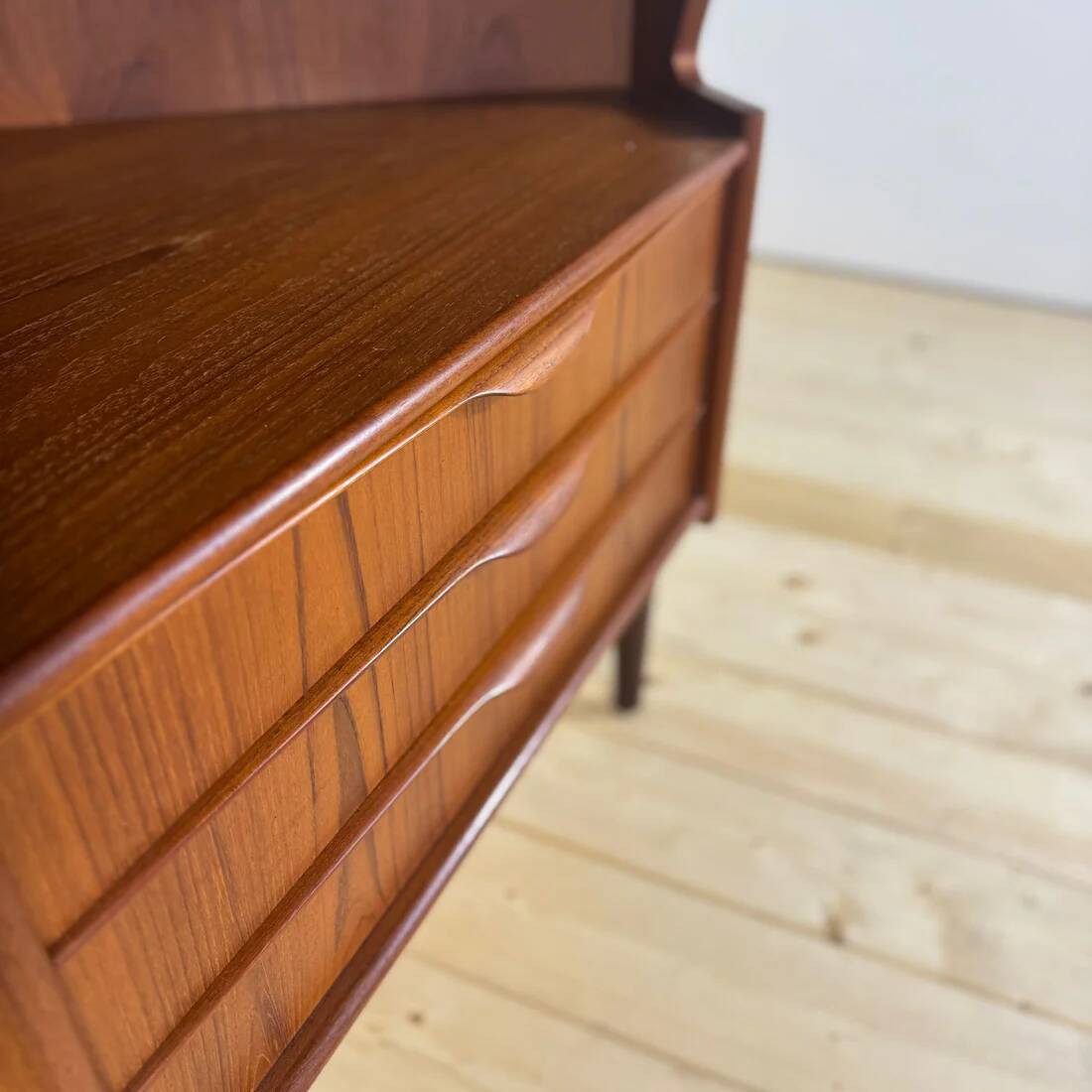Meuble d'angle danois en teck – Mid-Century