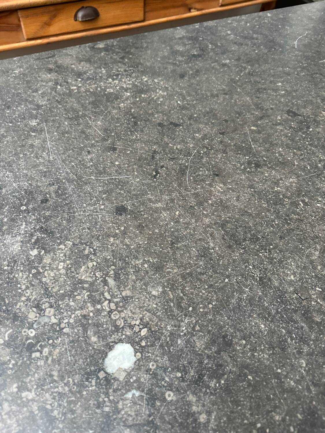 Ilot de magasin recouvert d’une pierre bleue