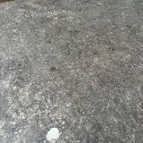 Ilot de magasin recouvert d’une pierre bleue