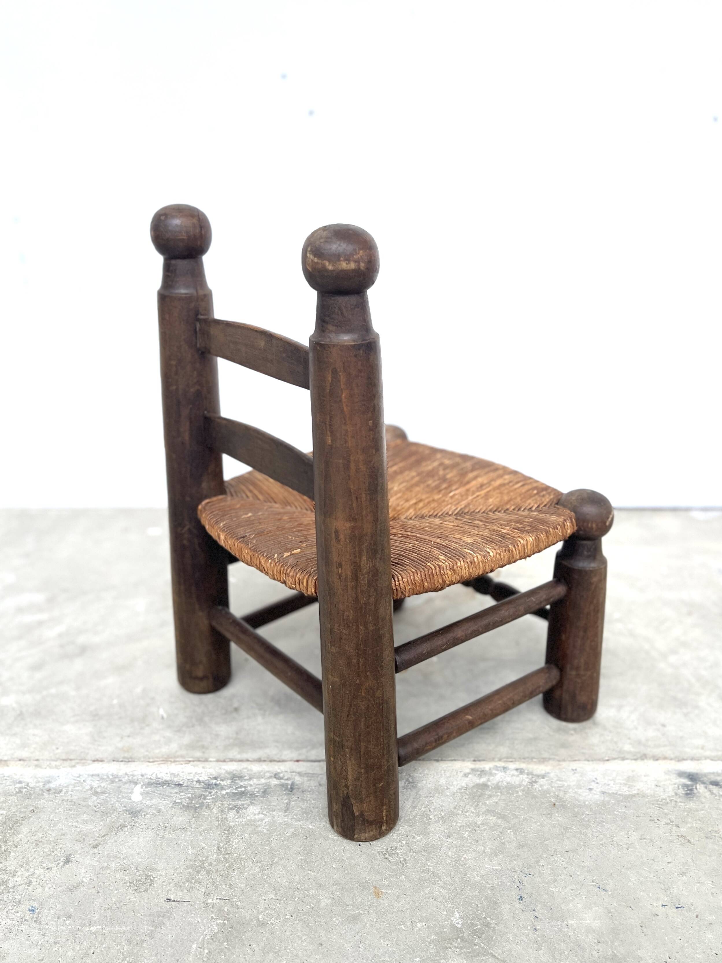 Brutalist chair in wood and straw