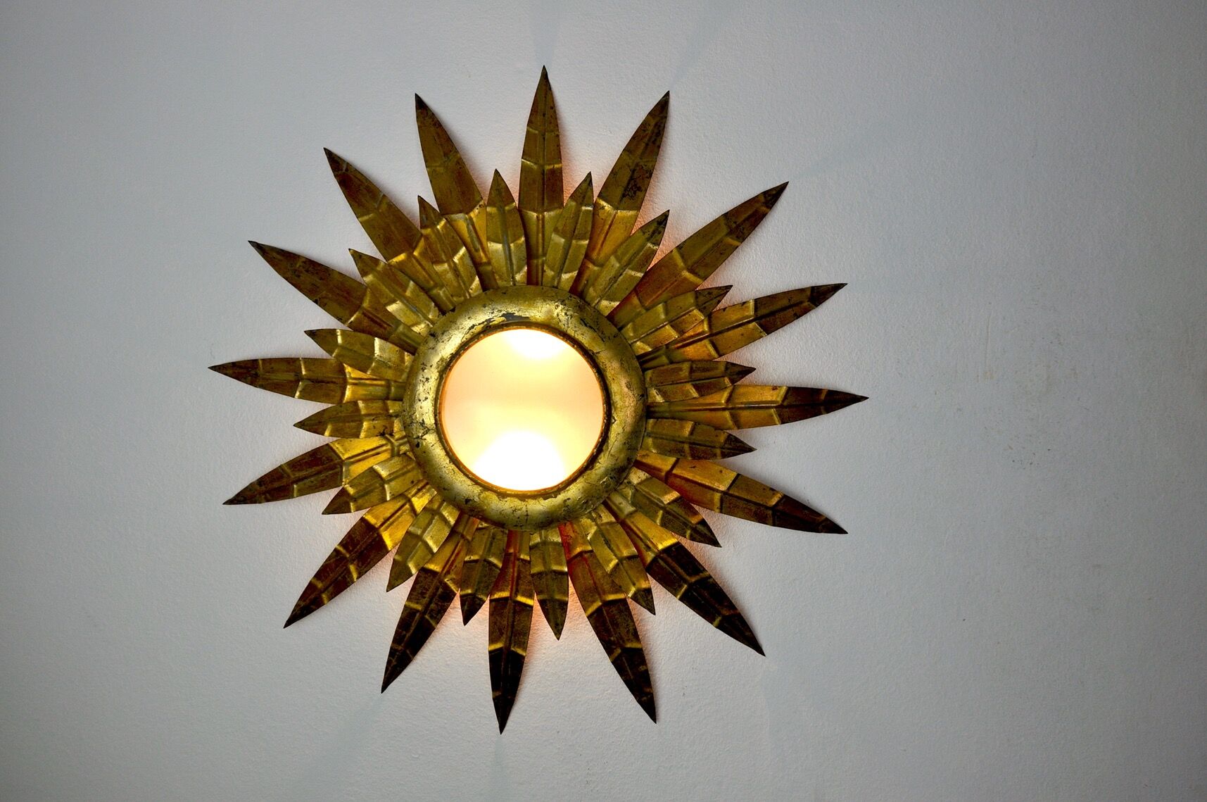 Applique florale soleil brutaliste, métal doré, Italie, 1970