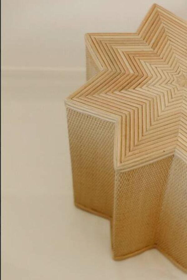Petite table d’appoint en forme d’étoile en rotin couleur crème
